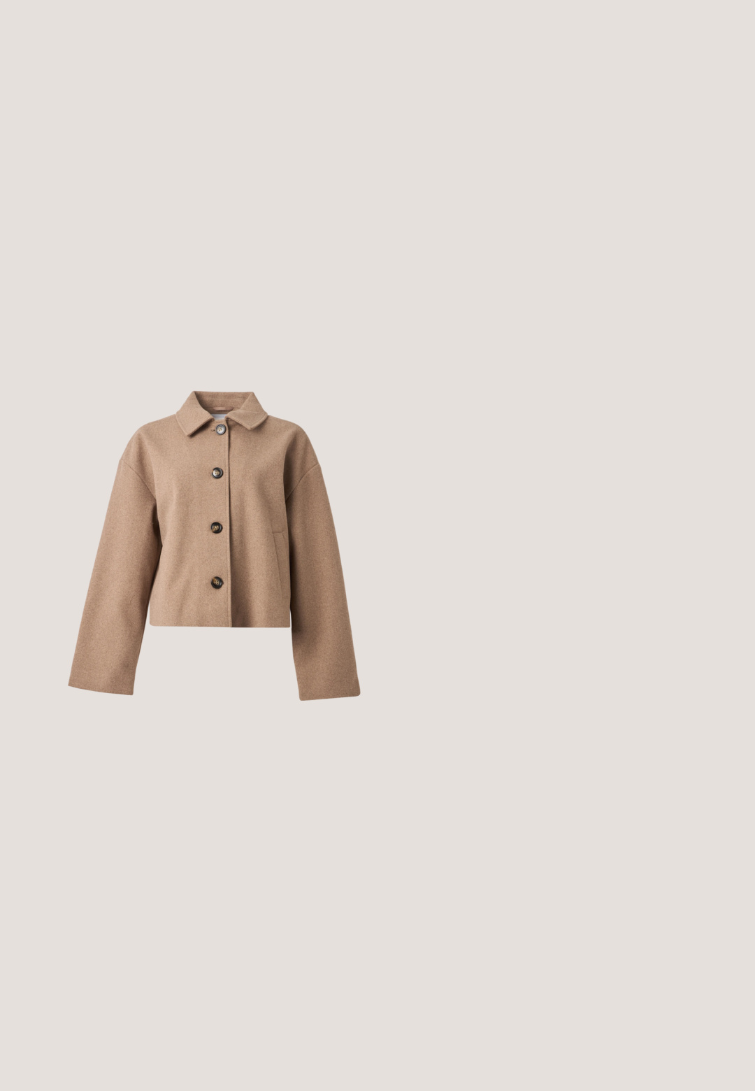 Beige kort uldjakke med klassisk krave, fire sorte knapper foran, lange ærmer og sidelommer.; Brun strikket cardigan med rund halsudskæring og lange ærmer. Har seks knapper i en kontrasterende lys farve ned langs forsiden.; Langærmet beige top med en bred bådhals, lavet af letvægtsstof med en glat tekstur og en tætsiddende form.; Brune vide benbukser lavet af blødt stof, med en elastisk talje og en glat, mat overflade, uden synlige lommer eller mønstre.; Beige ruskindsneakers med fluffy tekstur og cremede detaljer. Har flade snørebånd og små perforeringer for åndbarhed. Gummisål.; Brun syntetisk håndtaske med glat tekstur, rund form, to lange håndtag og en lynlås på den ene side.