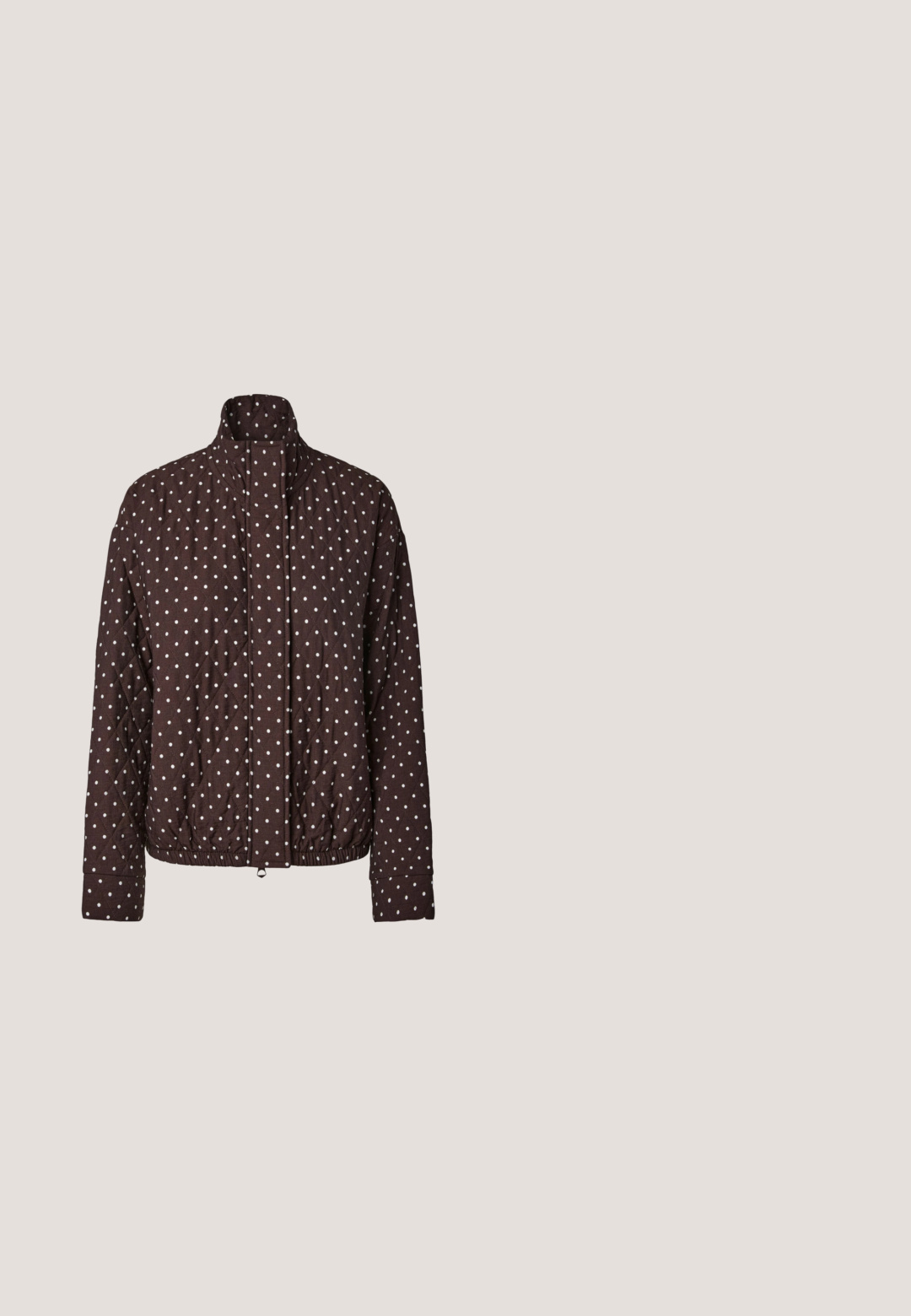 Brun quiltet jakke med hvide prikker, høj krave, lange ærmer, elastisk kant og skjult frontlukning.; Brun strikket cardigan med rund halsudskæring, fem blå knapper, ribbet kant og to lommer foran. Blød tekstur over det hele.; Langærmet dameskjorte med vandrette hvide og mørkerøde striber og rund hals.; Brune jeans med brede ben lavet af blødt denim. Har knaplukning, to forlommer og minimalt med syninger. Glat tekstur.; Brune ruskinds sneakers med hvide læderstriber, gummisål, rund tå og snørebåndsfront. Har et logo på tungen og perforerede detaljer.; Brun rektangulær håndtaske i læder med to håndtag, to lodrette lynlåslommer foran og en aftagelig skulderrem.