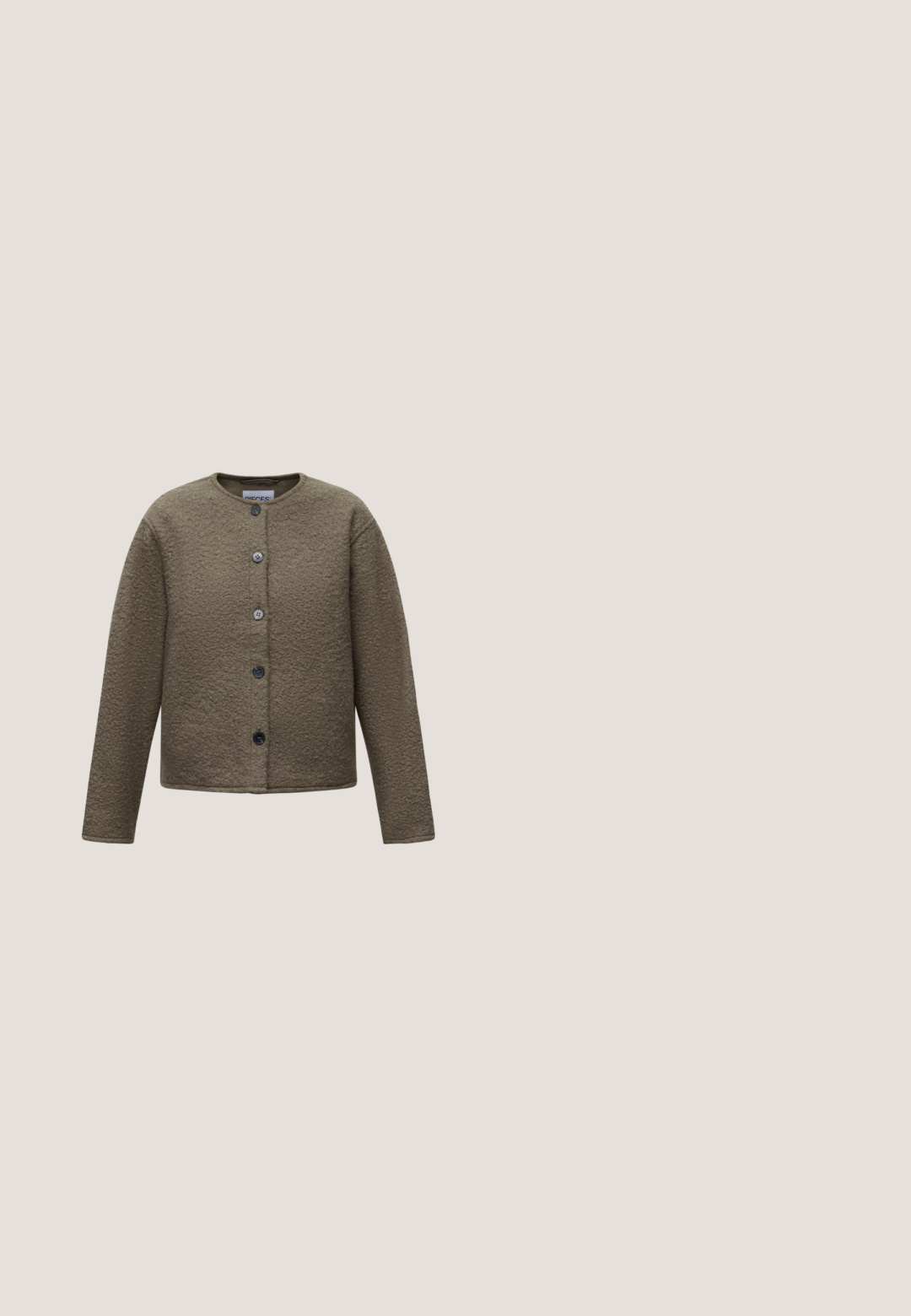 Cardigan en laine marron texturé avec manches longues et cinq boutons noirs sur le devant, encolure ronde et ourlet droit.; Polo en maille marron à manches courtes avec un col blanc contrastant, trois boutons décoratifs et des finitions blanches aux manches et à l'ourlet.; Pantalon beige à fines rayures avec une coupe droite, doté d'une ceinture structurée et d'une texture subtile sur l'ensemble du tissu.; Escarpin en cuir marron foncé à bout pointu avec petit talon incurvé sur fond blanc.; Sac à bandoulière rectangulaire marron avec longues sangles et détails de couture minimalistes sur un fond uni.; Collier doré avec trois pendentifs irréguliers en forme de galets lisses sur une chaîne fine avec fermoir réglable.