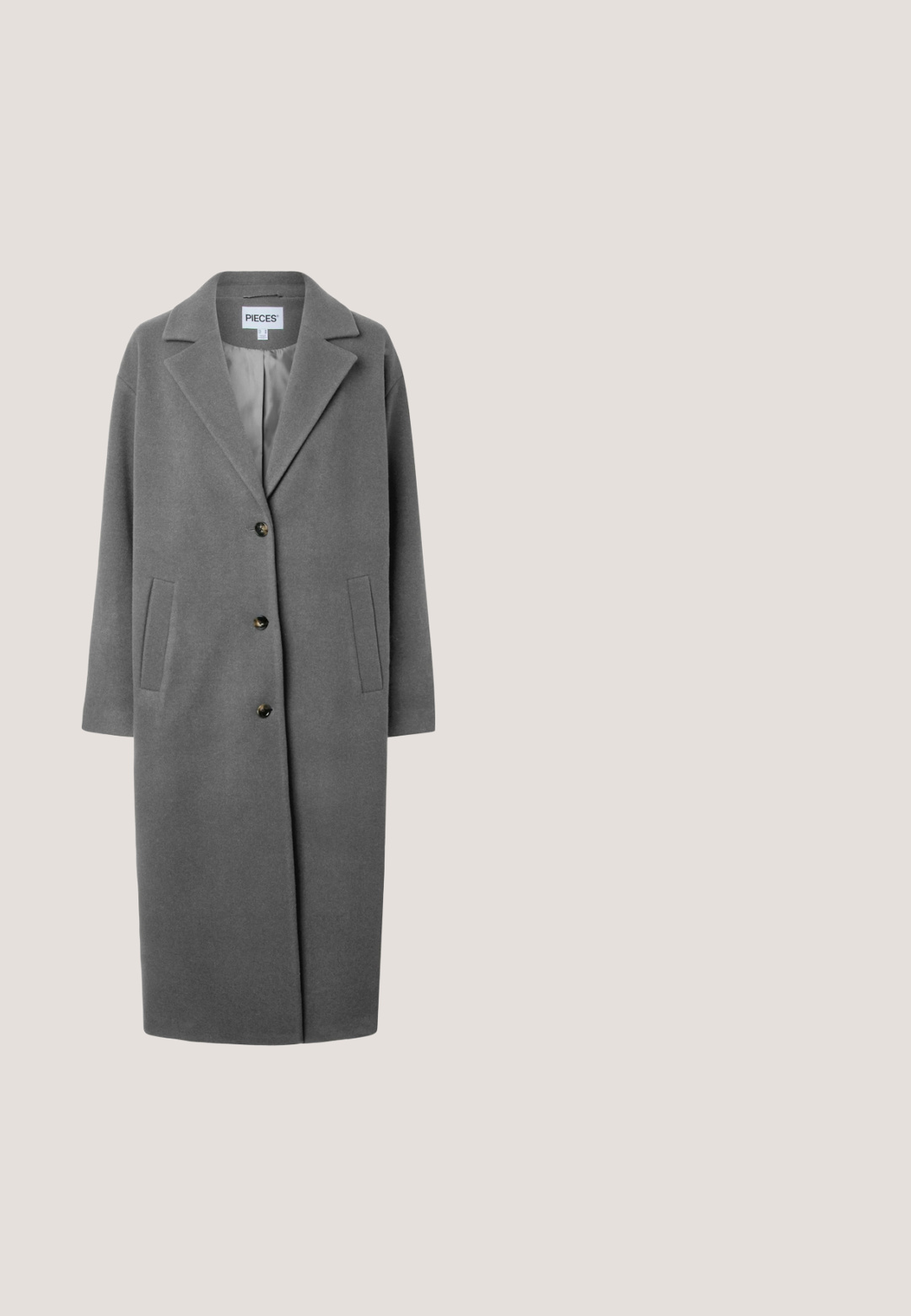 Abrigo largo de lana gris con solapas con muesca, tres botones negros, dos bolsillos laterales y forro interior liso, etiquetado como "PIECES" en el cuello.; Cárdigan gris con cuello, con botones en el frente y dobladillo acanalado. Fabricado con tejido suave, cuenta con mangas largas y seis botones a juego.; Camiseta gris claro de manga larga con cuello redondo, ajuste ceñido y tela lisa, mostrada sobre un fondo blanco.; Pantalones de pierna ancha en una tela de gris claro. Presentan una textura suave, cintura alta y líneas limpias. Sin bolsillos visibles ni adornos.; Botín de ante gris con forro interior suave, costuras decorativas, punta redondeada y suela de goma plana. Textura suave en toda la parte exterior.; Bolso tote de felpa gris con asas cortas y un pequeño llavero de piel beige unido a la parte superior frontal.