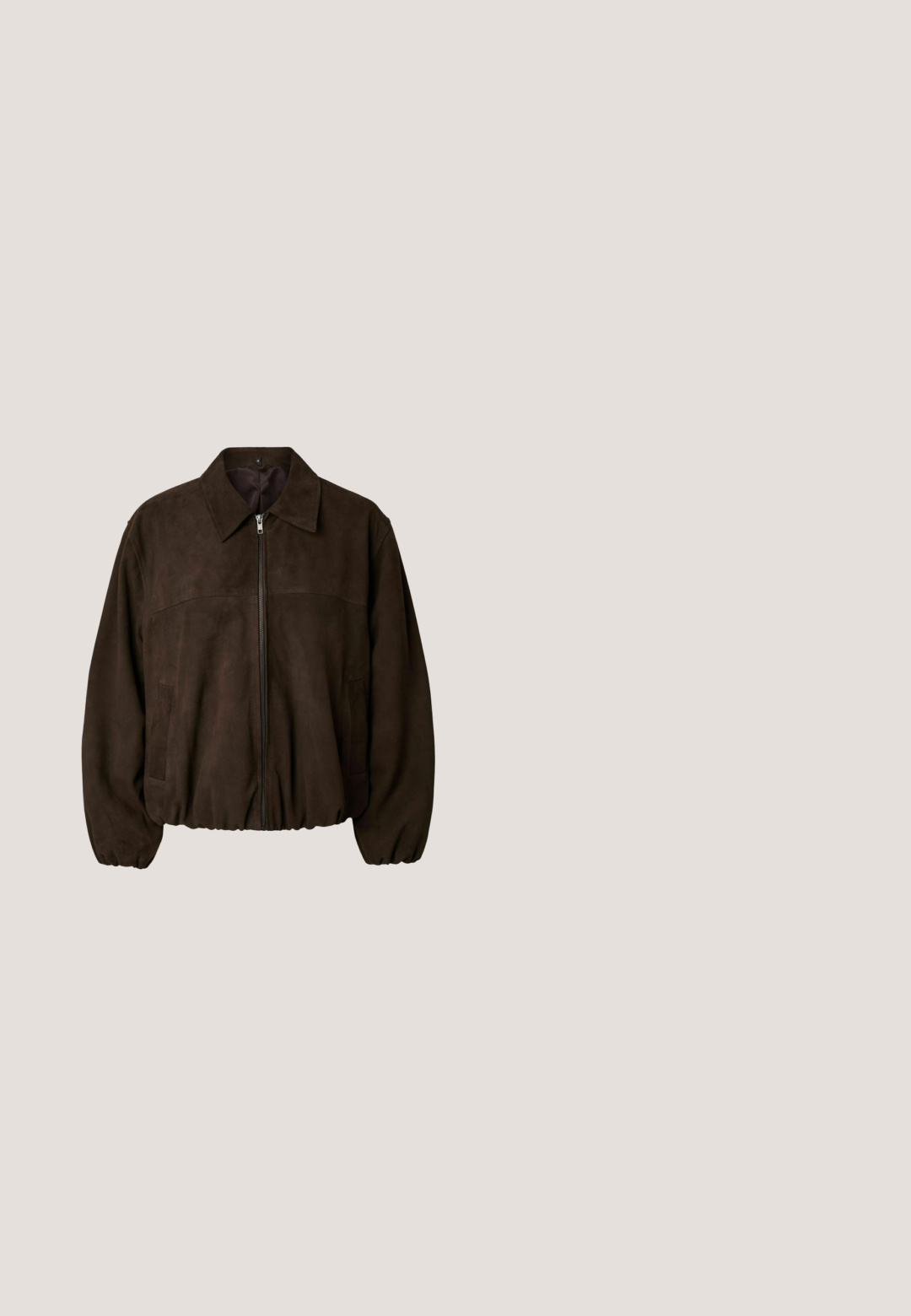 Veste en daim marron foncé avec fermeture éclair à l’avant, col, poignets élastiques et poches latérales, présentée sur fond blanc.; Poncho marron style cape avec des côtés larges et fluides et un col droit, présenté sur fond blanc.; Haut sans manches marron avec un décolleté carré, fabriqué à partir d'un tissu doux et extensible. Présente un design ajusté et des coutures plates.; Pantalons évasés marron en tissu extensible avec une taille haute. Texture lisse avec des coutures décoratives le long des jambes.; Baskets Puma marron foncé avec bande léopard sur le côté, design à lacets et semelle blanche avec semelle extérieure en gomme.; Sac à main en cuir marron foncé brillant de forme triangulaire avec une poignée courte et large, présenté sur fond blanc.
