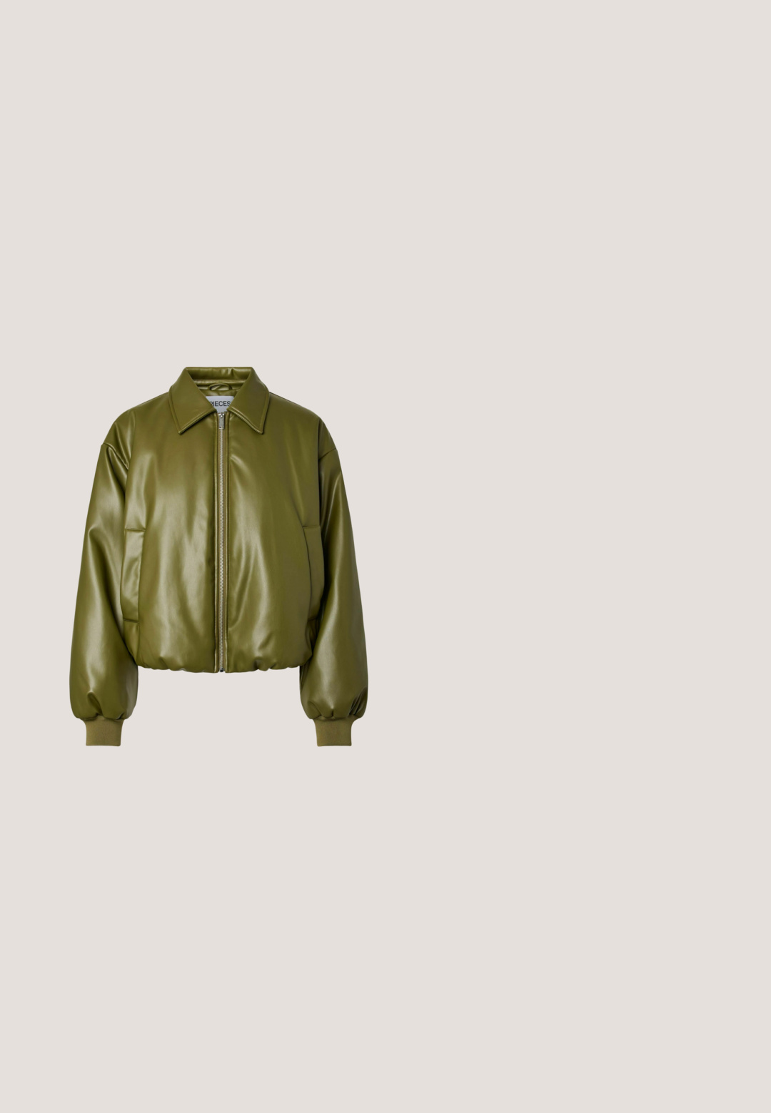 Chaqueta acolchada verde de piel sintética con cremallera frontal, cuello con solapa, puños elásticos y dos bolsillos laterales.; Top de manga larga a rayas verdes y blancas con cuello redondo y corte recto. Tejido suave y texturizado, con rayas horizontales distribuidas uniformemente.; Pantalones de corte relajado en verde oliva, fabricados con tela liviana. Presentan puños elásticos, bolsillos laterales y cierre frontal con botón.; Zapatilla deportiva de corte bajo con malla verde y ante, rayas laterales blancas, lengüeta rosa en el talón, cordones blancos y suela de goma marrón.; Bolso hobo de color verde oliva con brillo, textura suave y recogida, asa curva y sutil marcaje en la base. Cierre de cremallera en la parte superior.; Collar con cuentas rectangulares verdes alternas y separadores redondos plateados, cierre de langosta plateado y cadena ajustable con colgante de flor.