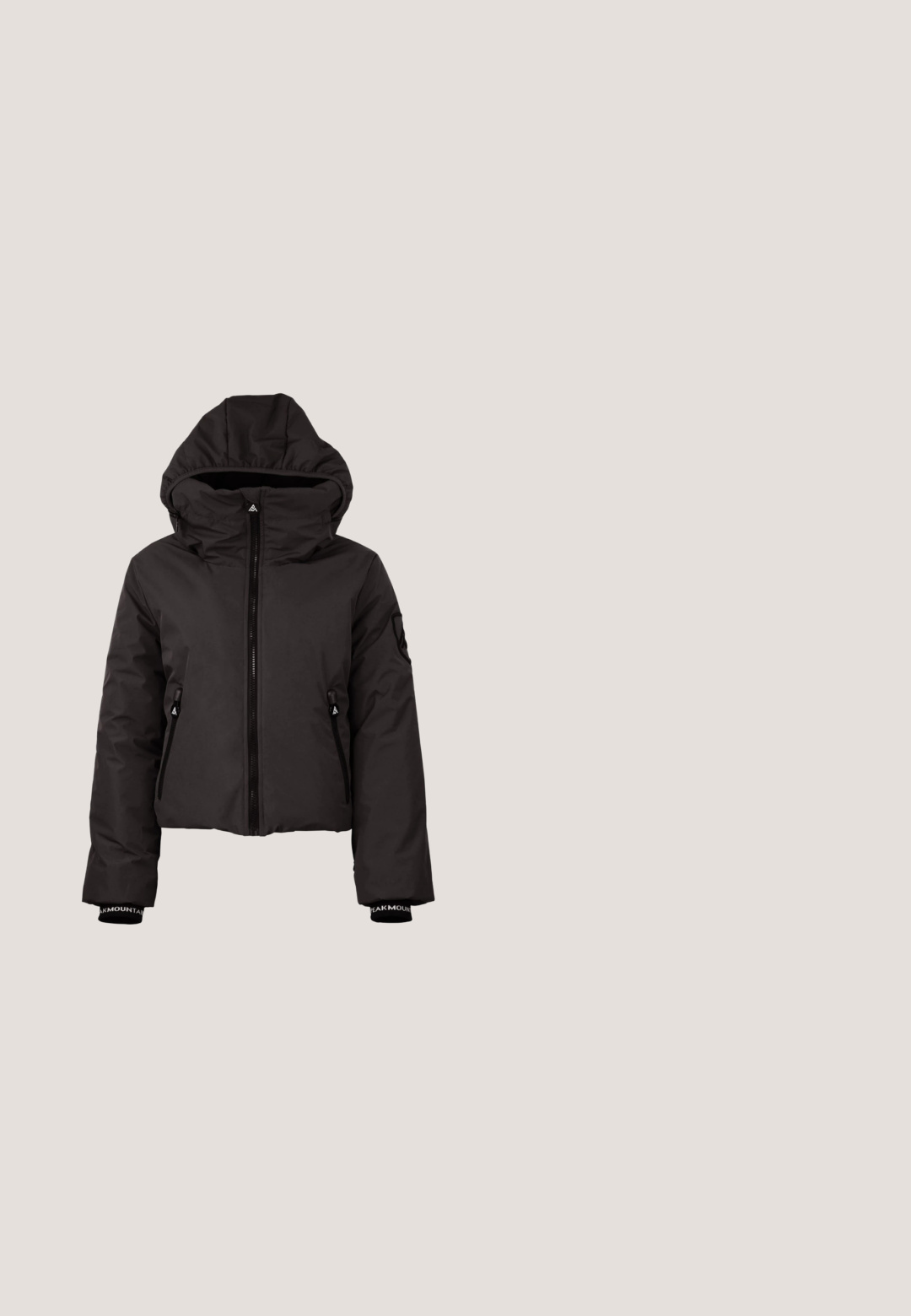 Peak Mountain ALLY - Overgangsjakke - noir; Sort dunjakke-skiheldragt med aftagelig hætte foret med pels, lynlåslommer, bælte i taljen og en strømlinet silhuet for varme.; Grå fleecepullover med høj krave og kvart lynlås. Lange ærmer, blød tekstur og et enkelt design uden mønstre eller hardware-detaljer.; Sorte isolerede slip-on sko med teksturerede såler og hvidt logo, iført med grå strikkede strømper, parret med ribbede sennepsfarvede bukser.; Sorte plastik solbriller med et strømlinet, buet design og mørke polariserede linser. Har glatte kanter og ingen synlige hardwaredetaljer.; Sort stofpose med rektangulær form, justerbar skulderrem, frontlomme med lynlås og et mærketiketter. Blød tekstur, minimalistisk design.
