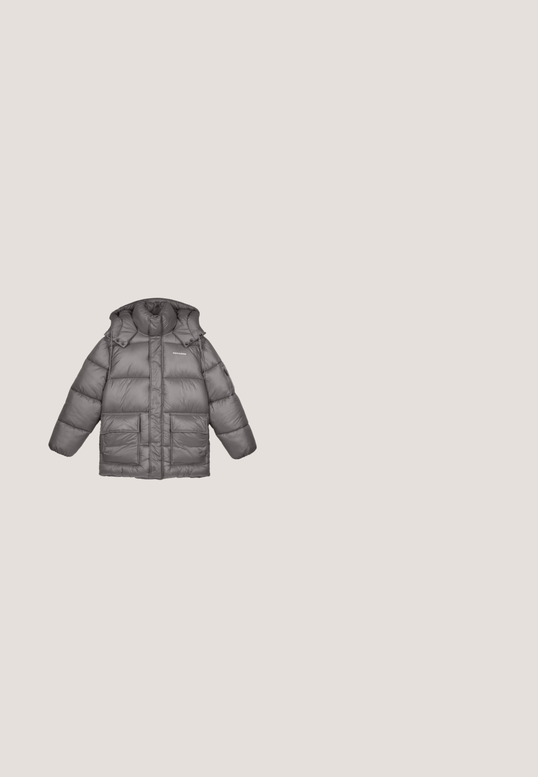 Grijze, gewatteerde pufferjas met een hoge kraag, twee grote voorzakken en een merklogo op de linkerborst. Heeft een rits aan de voorkant en een capuchon.; Grijze zip-up hoodie gemaakt van zachte stof met een kangoeroezak, een capuchon met trekkoord en een klein wit logo op de borst.; Zwarte katoenen t-shirt met een ronde hals. Bevat een wit logo op de bovenste linkerkant van de borst en een kleine vlagaccent op de mouw.; Beige katoenen broeken met een rechte snit, knoopsluiting en twee zijzakken. Glad textuur en minimalistisch ontwerp.; Witte sneaker met een textuur van suède en leer, zwarte accenten, een mesh kraag, vetersluiting en een dikke rubberen zool.; Zwarte leren crossbodytas met een korrelige structuur, verstelbare band, Tommy Hilfiger-logo en metalen vlagembleem aan de voorkant.