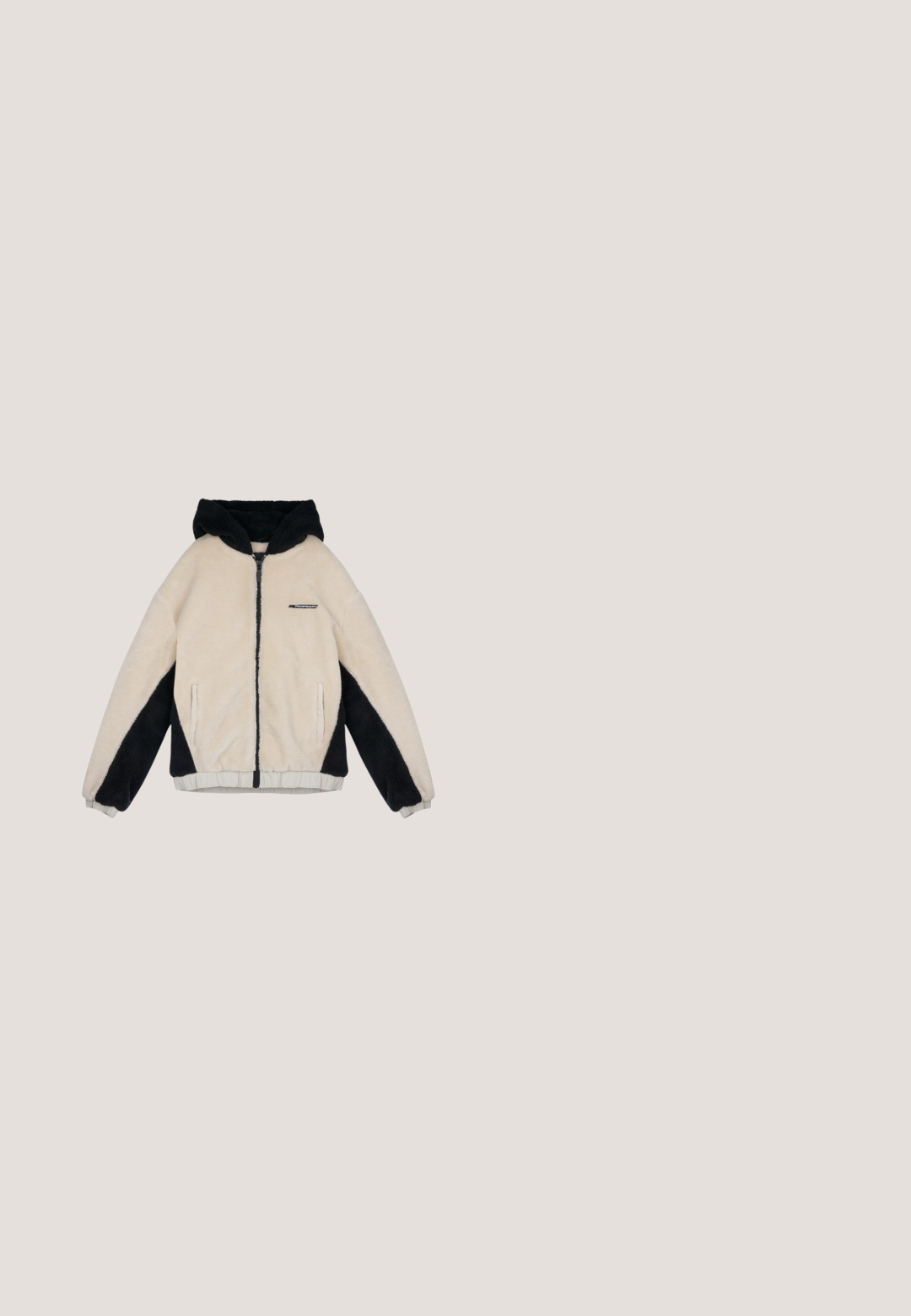 Pegador ABSECON JACKET - Veste polaire - light beige/black; Pull à manches longues couleur crème avec un grand motif de texte abstrait noir sur le devant et les manches.; T-shirt bleu clair à manches courtes en coton, avec un col rond et un logo imprimé subtil en gris sur le côté gauche de la poitrine.; Jean en denim bleu clair à coupe large, doté de cinq poches, de coutures contrastées et d'une texture subtile sur l'ensemble du tissu.; Bottines à lacets noires en cuir, dotées d'une doublure douce, d'une semelle robuste et d'un bout renforcé. Design minimaliste sans accents supplémentaires.; Petit sac bandoulière noir compact avec sangle réglable, poche avant zippée et détail de fermeture éclair en angle sur texture lisse.
