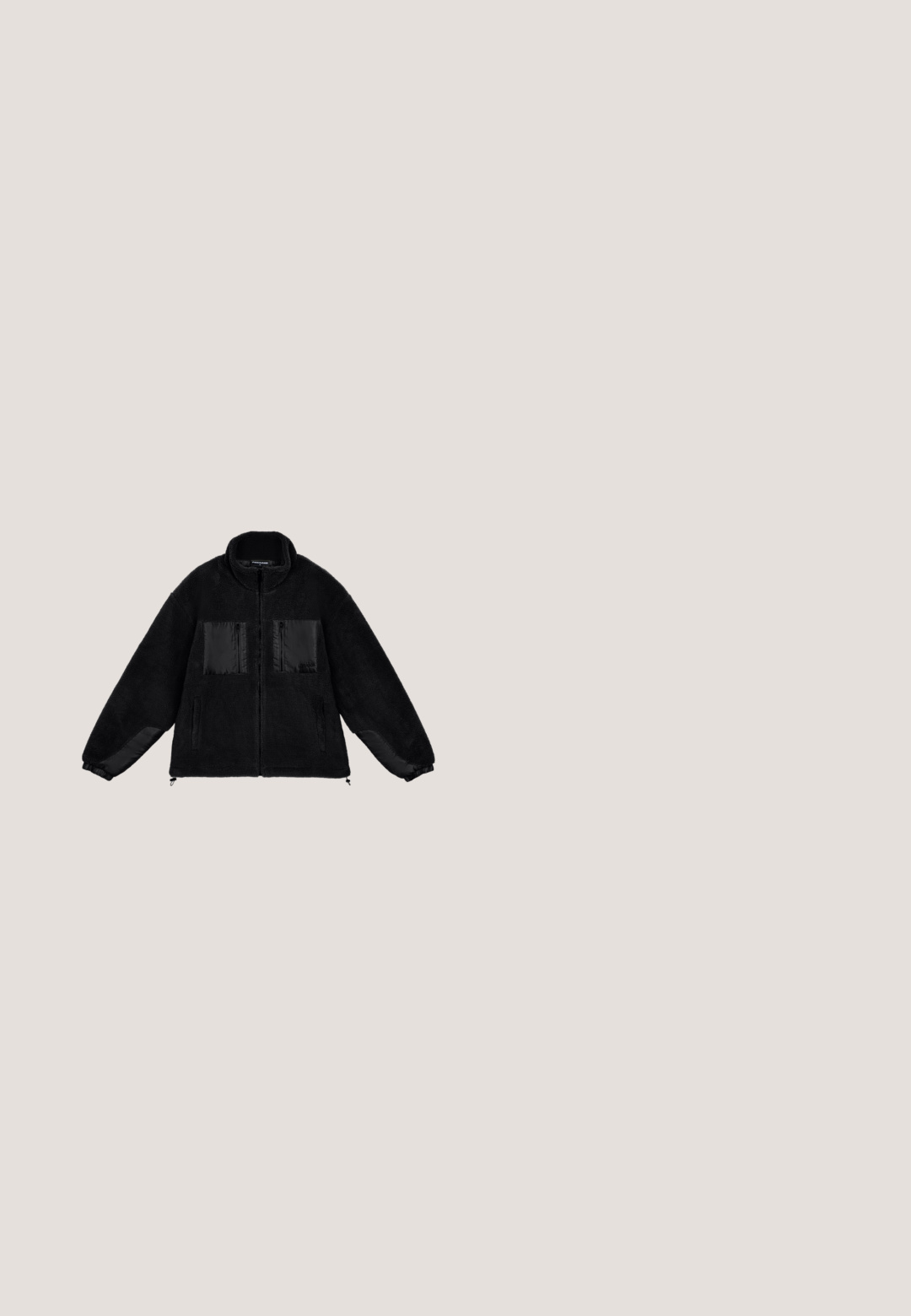 Schwarze Fleecejacke mit hohem Kragen, ausgestattet mit schwarzen Satin-Fronttaschen und Ärmeln. Mit elastischen Bündchen und verstellbarem Saum.; Schwarzer Kapuzenpullover mit einem Kängurutasche, ausgestattet mit kontrastierenden weißen Nähten, einer Kordelzugkapuze und einem kleinen Logo auf der Brust.; Schwarzes Tanktop aus glattem Stoff, mit einem runden Ausschnitt und Armöffnungen, in einem schlichten Design ohne sichtbare Muster oder Akzente.; Schwarze Sporthose mit Kordelzugbund, Seitentaschen und rotem Schriftzug-Akzent am linken Bein. Glatter, leichter Stoff, lockere Passform.; Schwarze Leder-Stiefeletten mit strukturiertem Obermaterial, sechs Ösen und einer robusten Sohle. Mit einer Fersenschlaufe für einfaches An- und Ausziehen.; Schwarze halbrandlose Sonnenbrille mit grauen Gläsern, blauen inneren Bügelenden und silbernem BOSS-Logo auf den schwarzen Bügeln.