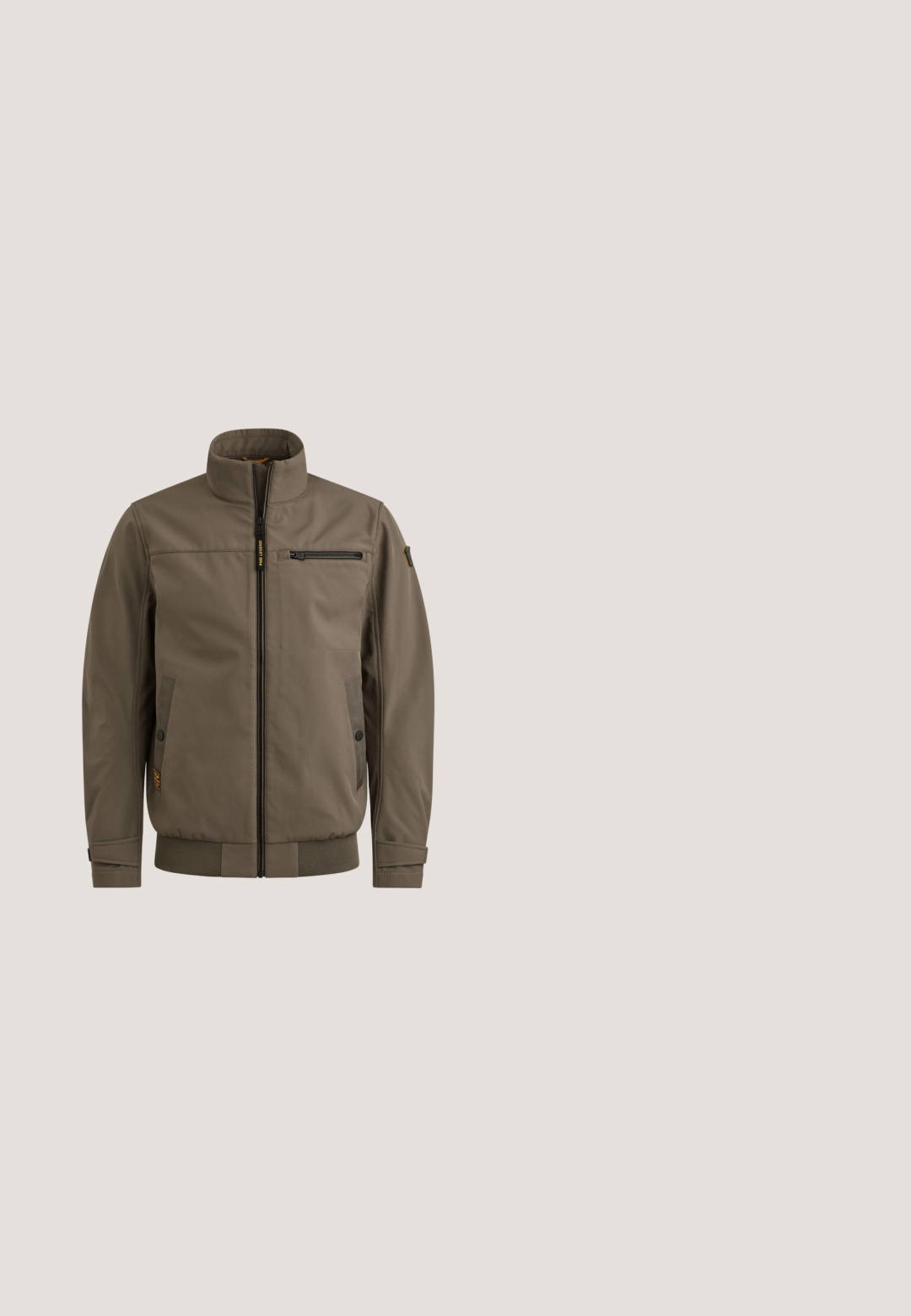 Chaqueta marrón con cremallera, cuello alto, bolsillo en el pecho con cremallera, bolsillos laterales con botones de presión y cintura y puños acanalados.; Camisa de algodón verde de manga corta con botones en la parte delantera, dos bolsillos en el pecho y una pequeña etiqueta en el bolsillo izquierdo. Sencilla, sin patrones.; Pantalones cortos de mezclilla azul claro hasta la rodilla, con bolsillos delanteros y tirantes para cinturón, exhibidos sobre un fondo blanco liso.; Bota de cuero marrón hasta el tobillo con paneles laterales elásticos, lengüetas de agarre, costuras en contraste y suela de goma resistente para tracción.; Gafas de sol rectangulares con montura carey y lentes con degradado oscuro, descansando sobre una superficie blanca, inclinadas para mostrar los detalles del lado izquierdo del marco.; Cinturón de cuero marrón con una hebilla rectangular de plata, que presenta costuras sutiles y una textura suave.