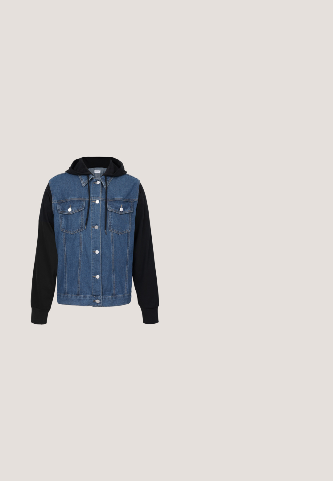 Denimjakke med en sort hætte, prydet med sølvknapper, to brystlommer og en tætsiddende pasform. Tekstur i blå denim.; Marineblå hættetrøje med en frontlomme, snore og broderet tekst i lys brun. Fremstillet af blødt stof med en glat overflade.; Hvid polo t-shirt med korte ærmer, to knapper, sort kant på krave og ærmer samt "Marc O'Polo" logo på venstre bryst.; Lyseblå straight-leg denim jeans med falmede detaljer, frontknap og lynlås samt fem-lomme design inklusive et lille Calvin Klein mærke på lommen.; Brun ankelstøvle i ruskind med rund tå, øsken snørebånd og en tekstureret panel. Har en strop og gummisål med røde accenter.; Sort læder crossover taske med en struktureret overflade, en fronklaplomme, sølv logo og justerbar stofrem.