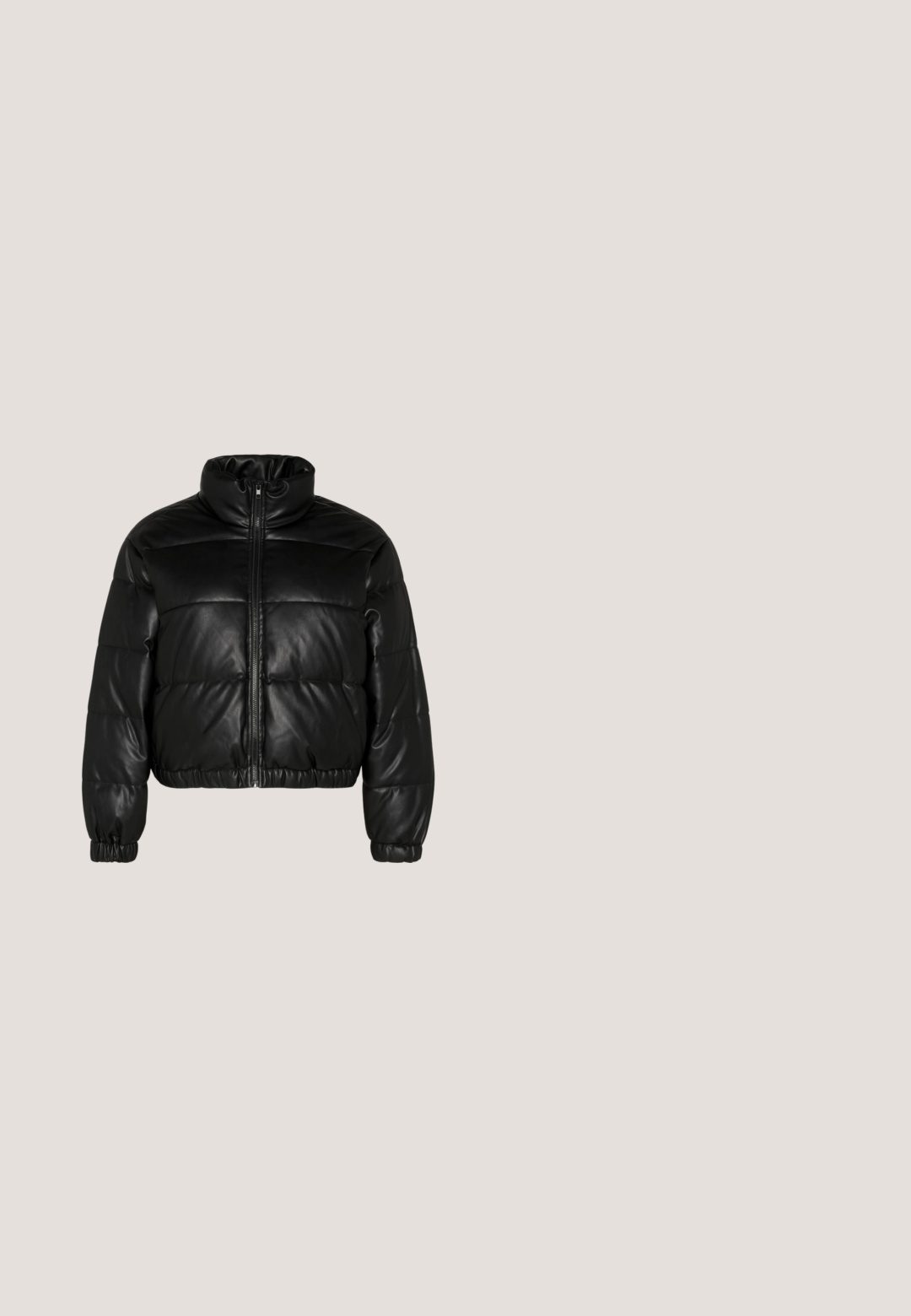 Pieces Curve PCJEVI SHORT PADDED - Veste d'hiver - black; T-shirt en coton noir avec le texte multicolore "NIRVANA" au-dessus d'un graphique d'un visage souriant avec des X pour les yeux, manches courtes et col rond.; Un pantalon de survêtement noir avec une taille élastique et un cordon de serrage ajustable. Il présente un petit logo Nike blanc sur le côté gauche. Texture de tissu douce.; Baskets de sport noires avec une tige en cuir lisse et en mesh, bout rond, accents texturés, et une unité d'air visible dans la semelle.; Petit sac à épaule couleur bordeaux en forme de croissant, avec une lanière fine, une fermeture éclair et une perle ronde décorative sur un côté.; Paire de boucles d'oreilles créoles argentées brillantes avec fermoirs en fil fin, présentée sur un fond gris clair.