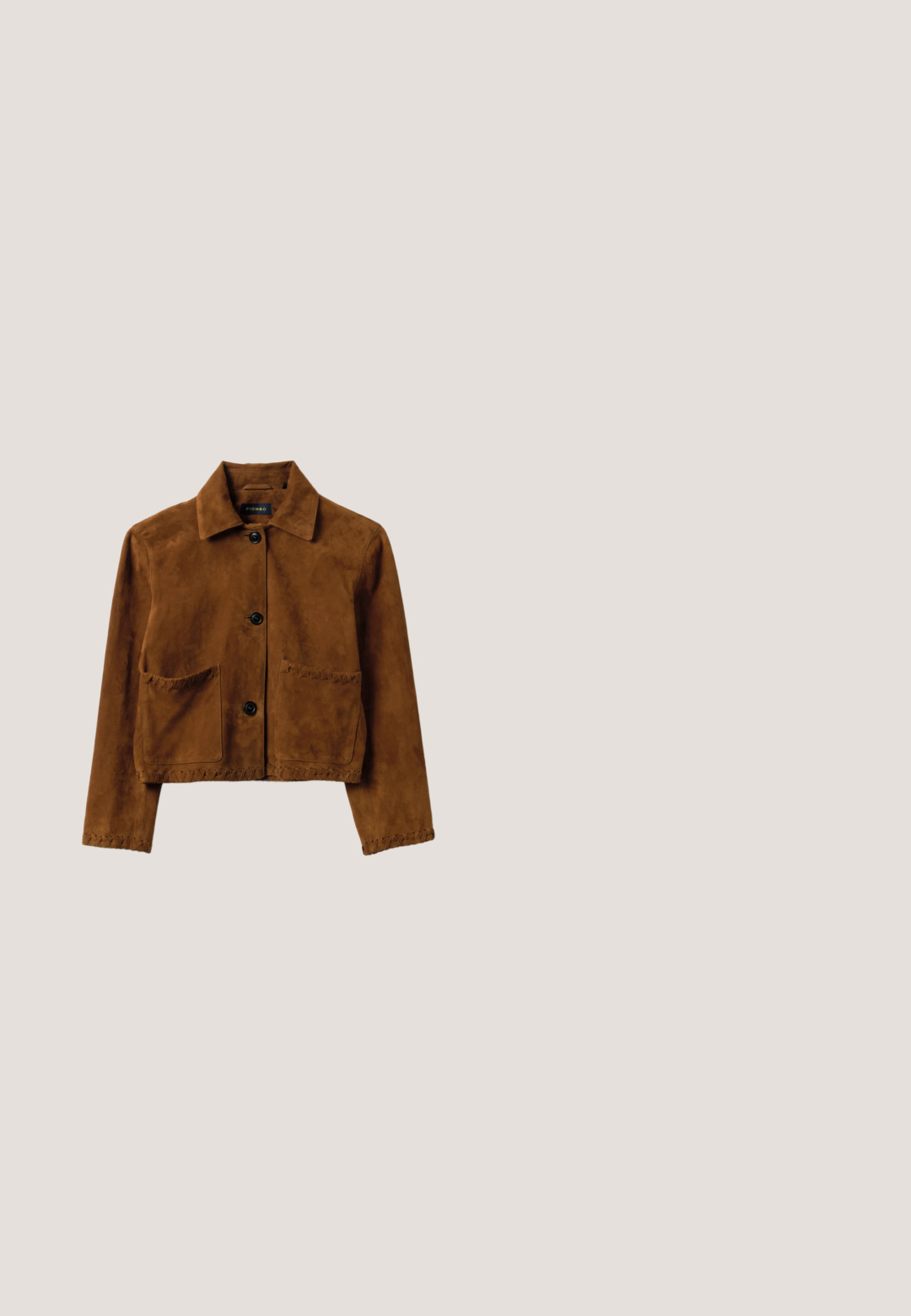 Chaqueta corta de ante marrón con cuello, tres botones negros, dos bolsillos parche delanteros y detalles de puntada de látigo en los bordes.; Top de cuello alto color mostaza hecho de tela acanalada, con mangas largas y diseño ajustado. Textura suave con un cuello alto.; Vaqueros de mezclilla azul acampanados con cintura alta, que cuentan con bolsillos cosidos, botón de metal y una textura suave. Diseño clásico de cinco bolsillos.; Botín de plataforma de charol marrón con tacón ancho y punta redondeada, con altura media a la pantorrilla y acabado liso y brillante.; Gafas de sol de carey con forma redondeada, lentes marrones degradados y montura gruesa y suave. El diseño presenta una patilla ondulada.; Cinturón de ante marrón enrollado con una gran hebilla ovalada de latón sobre un fondo claro.