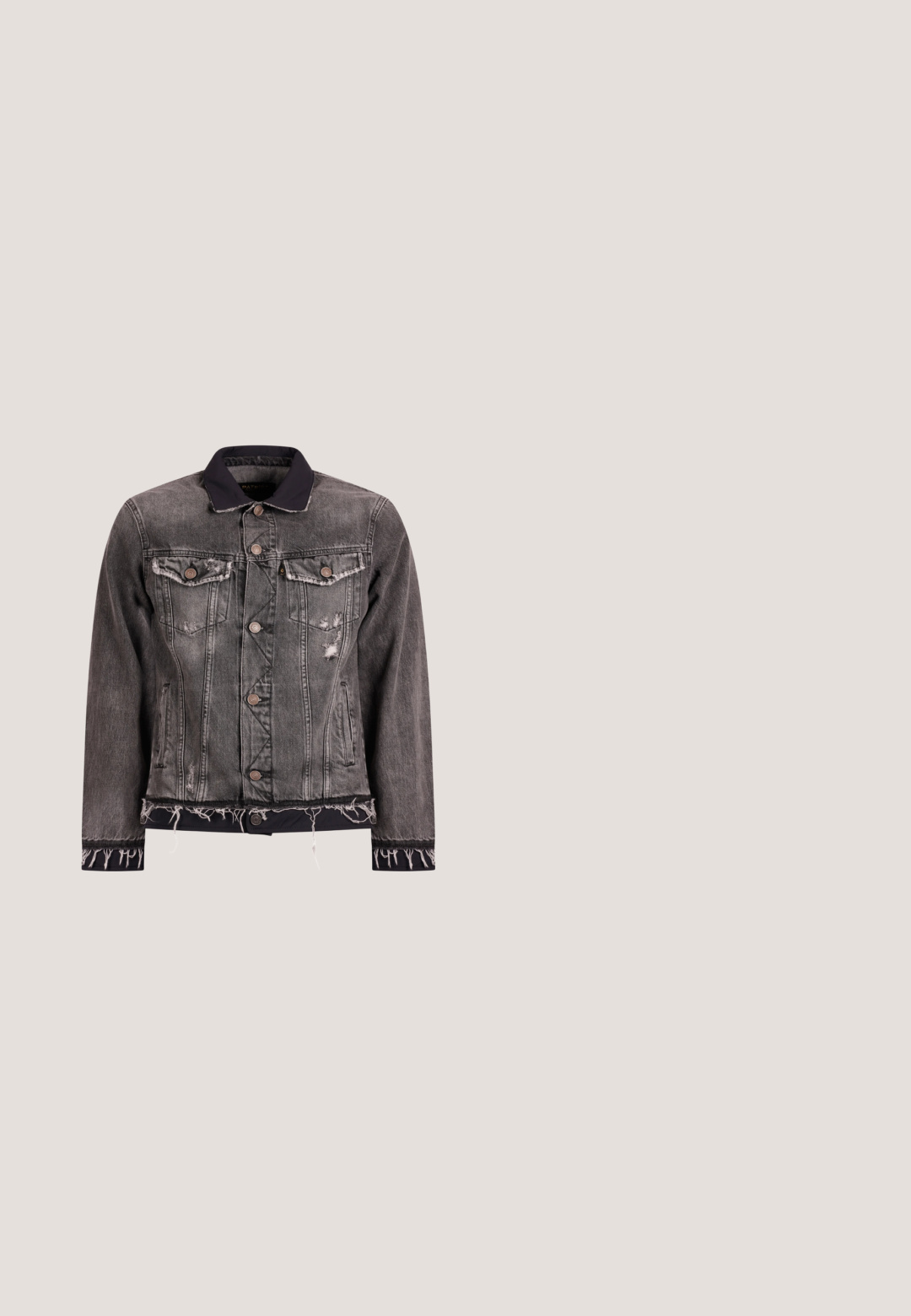 Sort og grå, distressed denimjakke med frynsete kanter, knaplukning foran, brystlommer med klap og en kontrasterende sort krave.; Rutig skjorte i rød og sort flannelstof, med en sort hætte, trykknapper og to brystlommer med et logo-patch.; Oliven grønne cargo-shorts lavet af slidstærkt stof, med flere sidelommer, bæltestropper og syede detaljer for ekstra struktur.; Sorte læderankelstøvler med tekstureret overdel, seks snørehuller og en robust sål. Har en hælkappe for nem påtagning.; BOSS Solbriller - black; Sorte metalring med et glat, buet design og udskårne detaljer. Ordet "DIESEL" er indgraveret i sølv på overfladen.