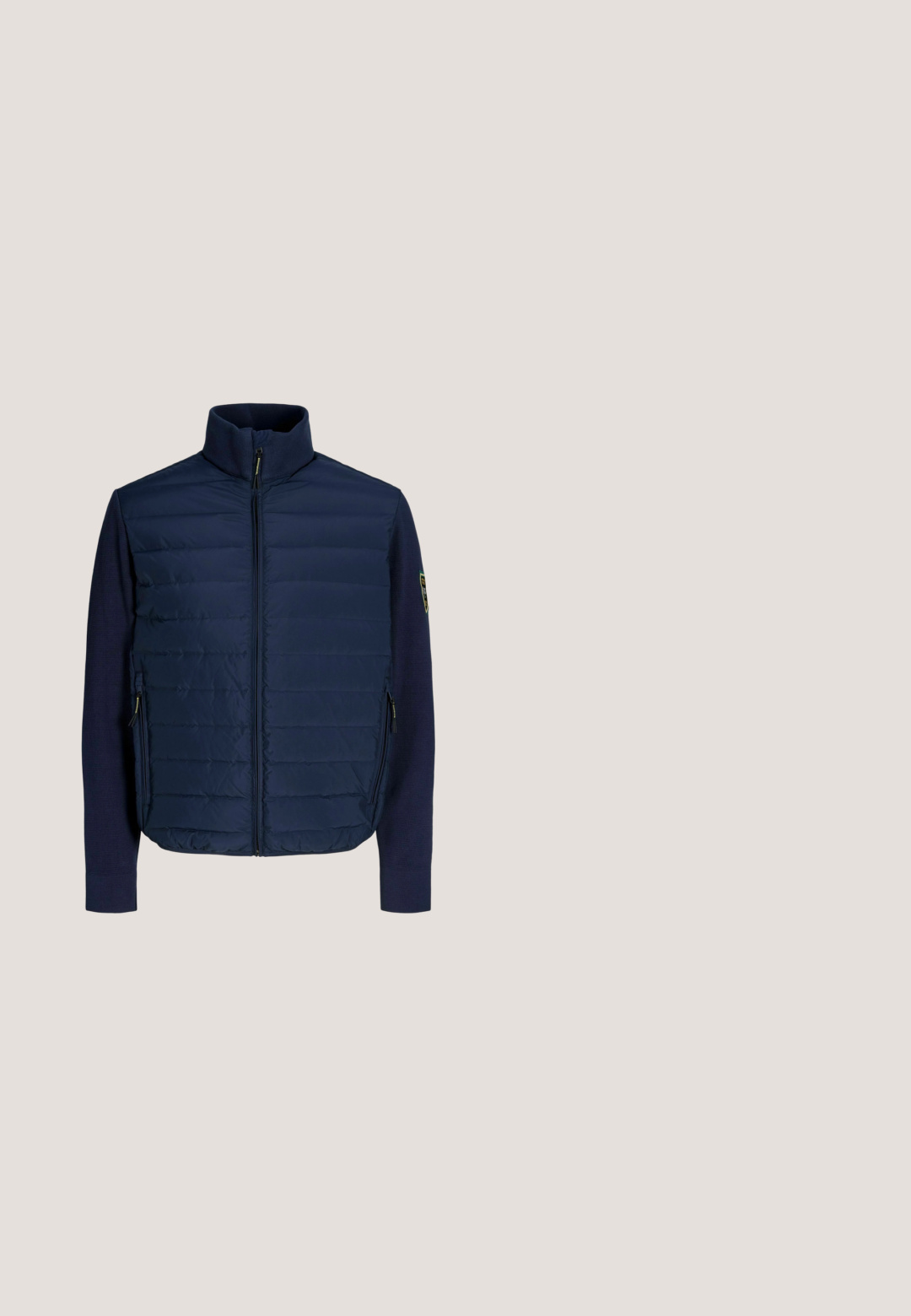 Mørkeblå jakke med polstret front, strikkede ærmer, høj krave og sidelommer med lynlås for et funktionelt og moderne udseende.; Mørkeblå pullover med høj krave og halv lynlås. Fremstillet af et glat strikket stof med ribbede manchetter og kant.; Blå skjorte med lange ærmer, hvide knapper og en lille rød broderet logo på venstre bryst.; Marineblå corduroy bukser med lige ben, der har en knaplukning og diskrete stingdetaljer foran og på lommerne.; Herre navyblå og brune sneakers med hvid sål, mesh- og ruskinddetaljer, snørebånd og "Tommy Hilfiger" logo på siden.; Sorte, rektangulære Tommy Hilfiger solbriller med mørke linser og diskrete sølvdetaljer på stellets arme.
