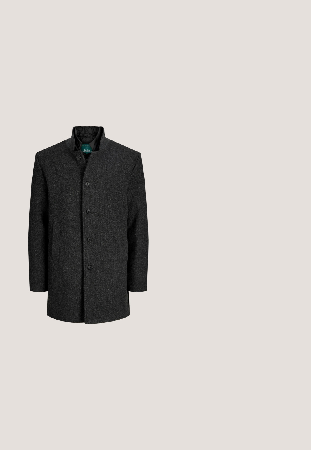Donkergrijze visgraat wollen jas met een opstaande kraag, vijf zwarte knopen en twee voorste steekzakken.; Navy sweater met een geometrisch ruitpatroon in bruin, wit en blauw, met ribgebreide boorden en zoom. Gemaakt van gebreide textuurstof.; Donkergrijze katoenen t-shirt met een ronde hals, korte mouwen en een comfortabele pasvorm. Geen zichtbare patronen of grafische elementen. Eenvoudig ontwerp.; Donkerblauwe slim-fit jeans met knoop- en ritsluiting, voor- en achterzakken en riemlussen.; Zwarte suède Chelsea-boots met elastische zijkanten, een treklus en een gestructureerde rubberen zool voor grip. Laag profiel ontwerp.; Zwarte leren crossbodytas met voorritszak, zilveren logoplaatje en verstelbare zwarte stoffen band met reliëfmerk van de merknaam.