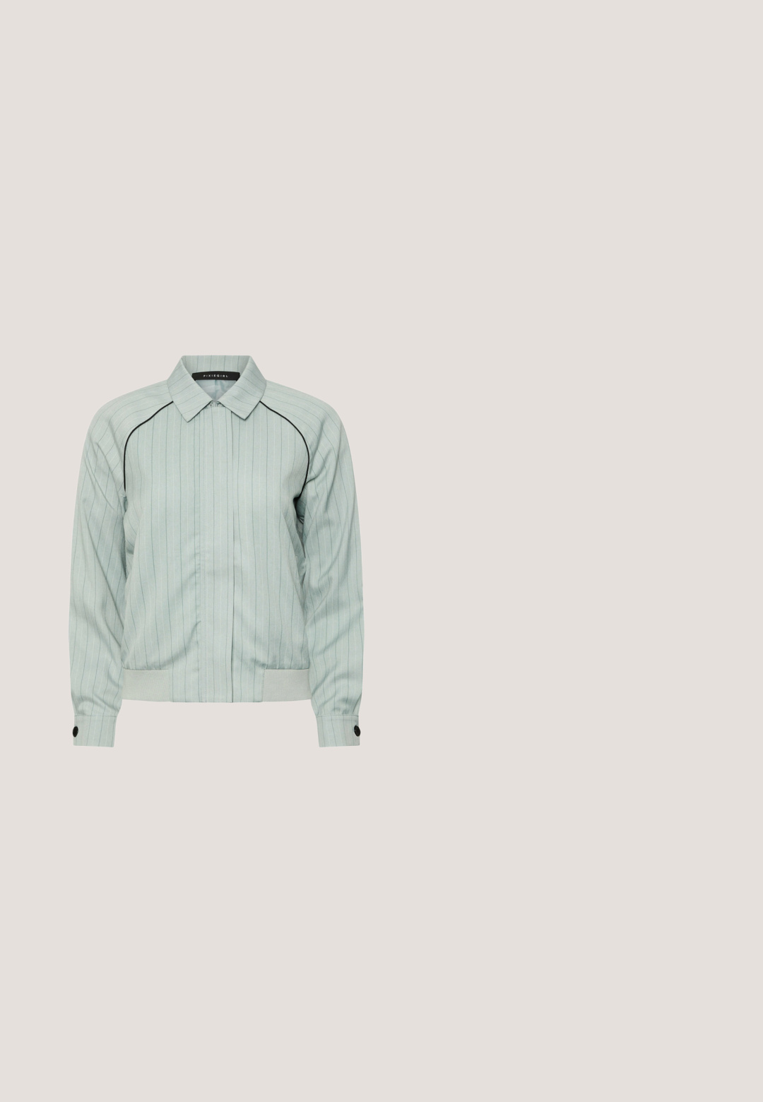 Lichtgrijze jack met rits, met dunne verticale strepen, zwarte bies op de schouders, knoopmanchetten en een geribde zoom.; Wit T-shirt met korte mouwen, asymmetrische zoom, geplooid detail aan de zijkant en gelaagde zilveren kettingen met een hartvormige hanger.; Lichtblauwe wijdvallende jeans van denim. Heeft een hoge taille, riemlussen, twee voorzakken en een trekkoordsluiting.; Lichtbruine en witte mesh sneaker met suède accenten, veterluiting aan de voorkant en dikke witte rubberen zool met geribbeld profiel.; Lichtblauwe leren crossbodytas met verstelbare riem, voorvak met ritssluiting en zilverkleurige hardware.; Zilveren kettingarmband met een marquise geslepen heldere edelsteen in het midden en een verstelbare sluiting met een klein rond label.