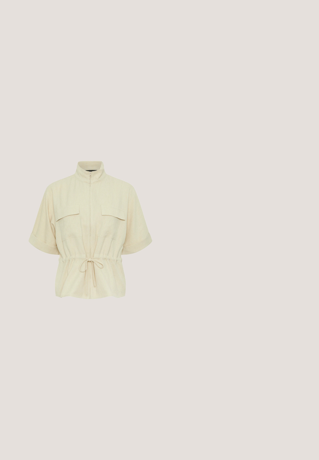 Beige jack met korte mouwen, hoge kraag, ritssluiting aan de voorkant, twee borstflapzakken en verstelbare taille met trekkoord.; Beige mouwloze jumpsuit met wijde pijpen, dunne schouderbandjes en een stoffen riem gestrikt in de taille.; Roze-gouden slidersandalen met twee verstelbare metalen gespen, kurken voetbed en witte rubberen zool. Gladde metalen afwerking, open teen ontwerp.; Beige ovalen zonnebril met dikke monturen en donkere glazen, met kleine decoratieve stippen nabij de scharnieren.; Rechthoekige geweven beige handtas met dambordpatroon en bruine verstelbare leren schouderriem op witte achtergrond.; Gebreide haarband van beige stof, met zwarte plastic uiteinden. Heeft een glad oppervlak en een eenvoudig, rond ontwerp.