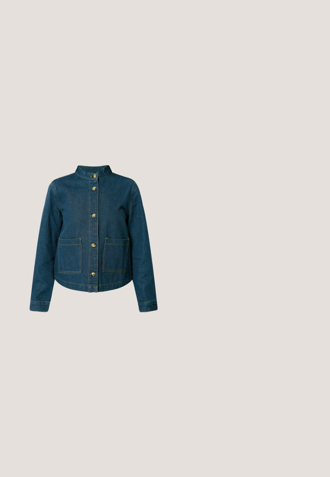 Mørkeblå denimjakke med lange ærmer, ståkrave, knapper foran og to firkantede forlommer med synlige syninger.; Hvid kortærmet t-shirt lavet af bomuld med rund halsudskæring og afslappet pasform. Glat tekstur og ingen synlige mønstre eller dekorationer.; Blå bukser med vid ben, glat tekstur, elastisk taljebånd og forreste læg. Ingen lommer, med et rent, skræddersyet design.; Hvid lavtop sneakers med beige detaljer, snørelukning og flad gummisål mod en ensfarvet hvid baggrund.; Mørkeblå læderhåndtaske med lange tynde håndtag, gyldne spænder på siderne og lynlåslukning på toppen mod en ensartet lys baggrund.; Guld øreringe i form af ringe med uregelmæssige halvmåneformer fyldt med blank mørkeblå emalje, vist på en hvid baggrund.