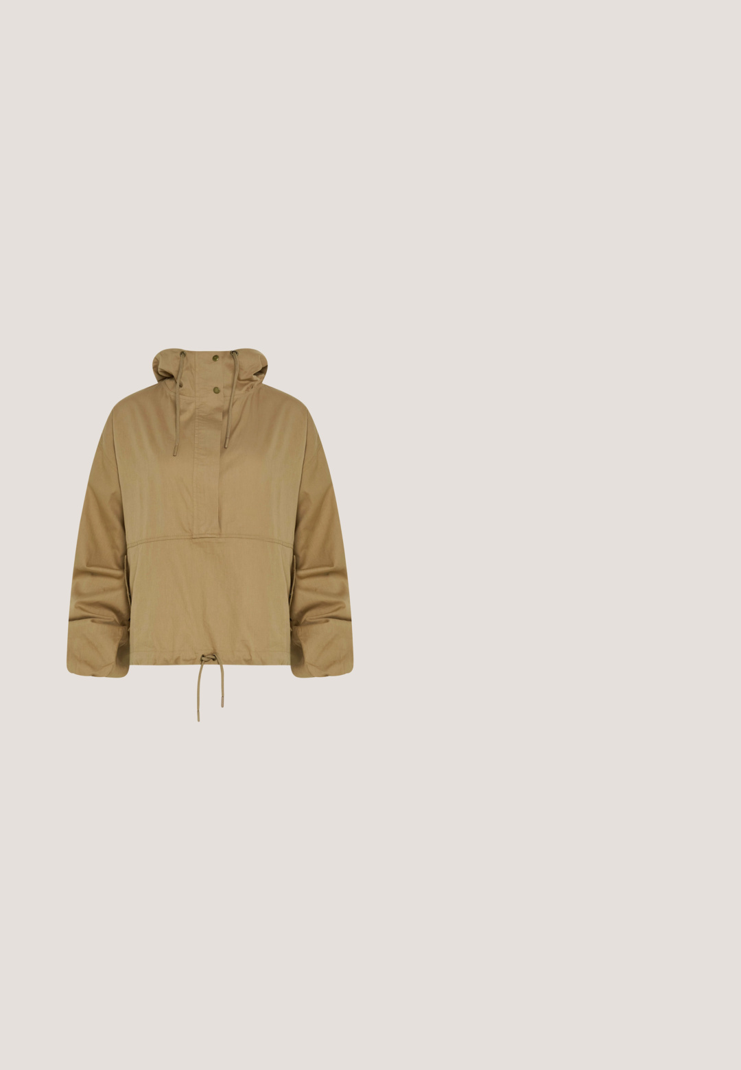Beige anorakjakke med hætte, frontknapper med trykknapper, forlommer, lange ærmer og justerbare snore i hætte og kant.; Beige fleece-sweatshirt med høj krave, halv lynlås foran, ribbede ærmegab og en lille broderet logo på venstre bryst.; Beige T-shirt med korte ærmer og rund hals, med lille hvidt broderet logo af hest og rytter på venstre bryst, størrelse medium label indvendigt i kraven.; Olivengrønne cargobukser med elastisk talje og manchetter, med sidelommer med klap og en afslappet pasform.; Beige mesh og syntetisk sneaker med en chunky sål, snørebånd foran og træk-flik ved hælen.; Tan skuldertaske lavet af syntetisk materiale. Har en lynlåslukning med to træk, en justerbar rem og en frontlomme. Glat tekstur.