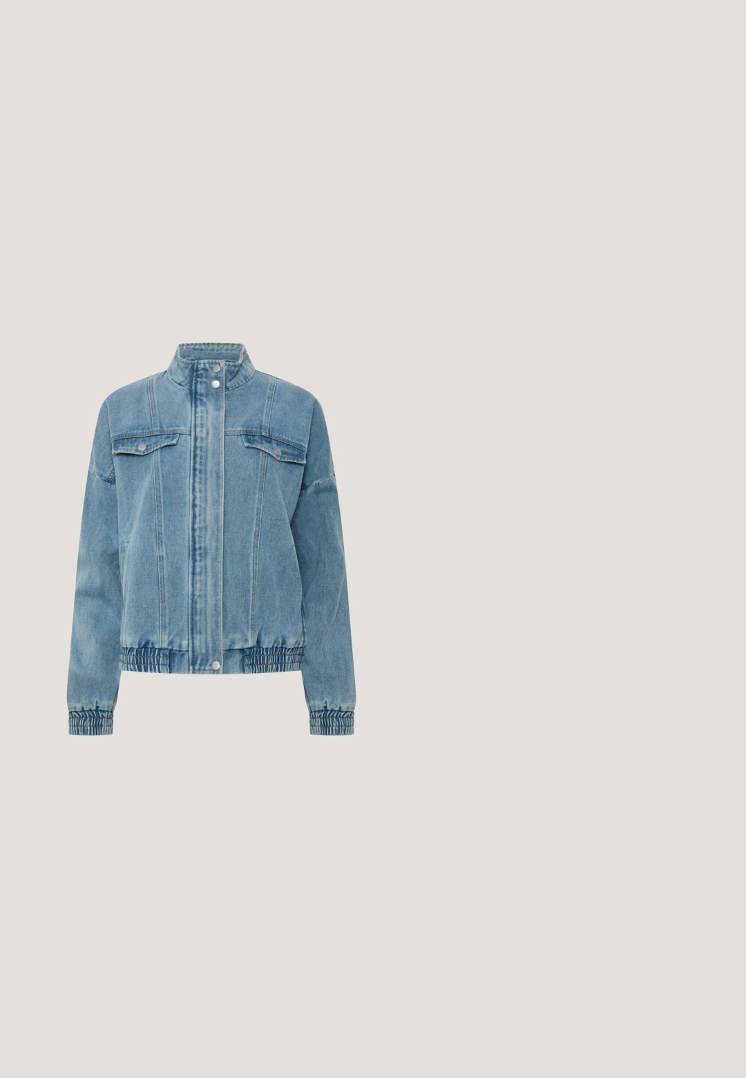 Lyseblå denimjakke med ståkrave, trykknapslukning, to brystlommer samt elastiske manchetter og kant.; Lyseblå ærmeløs bluse med flæser på skuldrene, V-udskæring og hvid broderet blomsterprint over det hele.; Lyseblå bukser med brede ben, bæltestropper, foran lynlås og fladt panel foran, vist mod en hvid baggrund.; Hvide flade sko med en rund tå, prydet med sølvnitter, med en dekorativ rem over vristen og en lav hæl.; Lyseblå denim håndtaske med to skulderremme, der er fastgjort til metalliske ringe og dekorative nitter foran og på siderne.; Halskæde med facet-skårne lys lilla perler og dråbeformede sten jævnt fordelt langs kæden med lukning i guldfarvet.