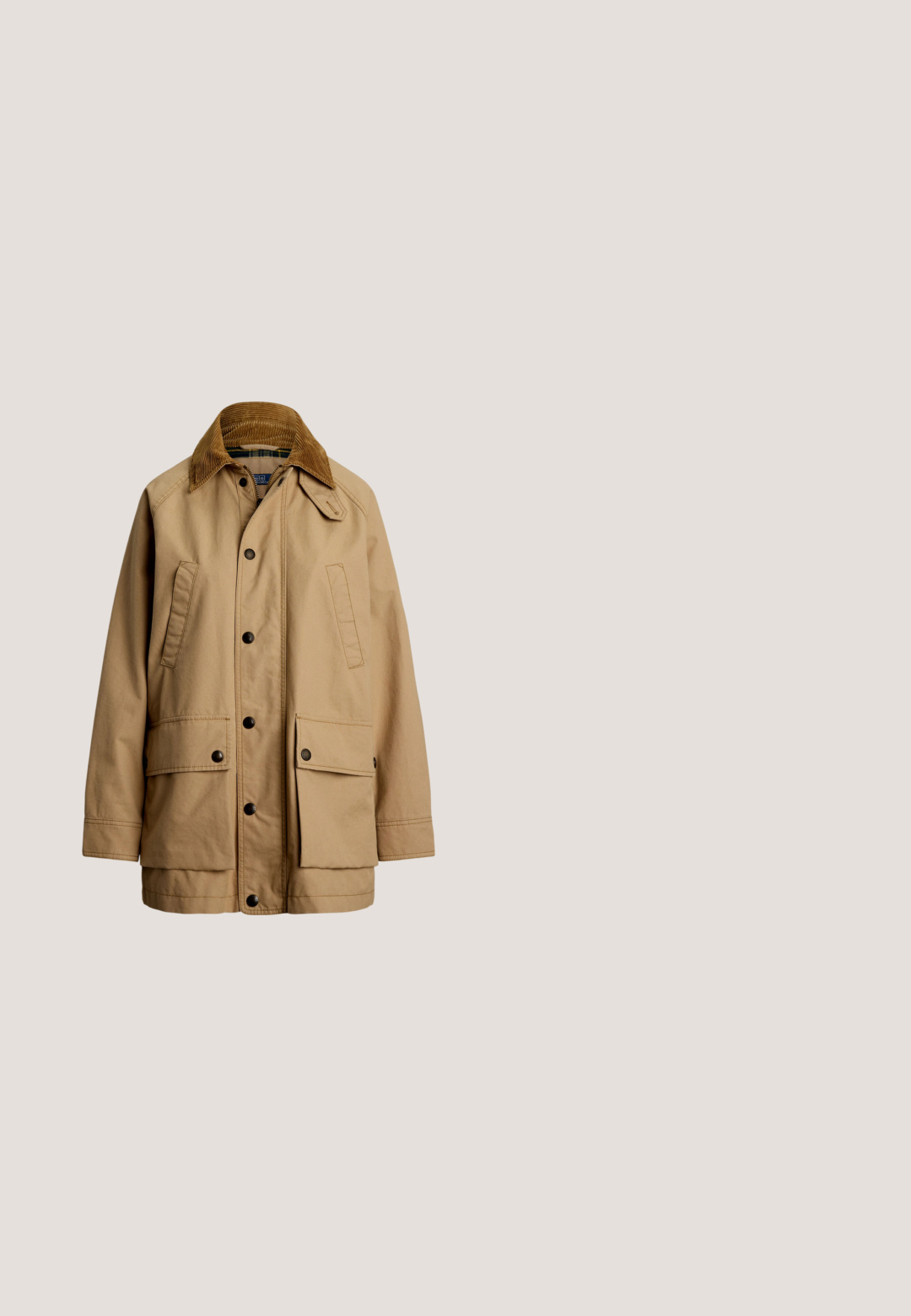 Polo Ralph Lauren COTTON UTILITY JACKET - Lichte jas - vintage khaki; Groen, wit en rood geruit overhemd met lange mouwen, knopen, kraag en klein geborduurd blauw logo op de borst.; Marineblauwe rechte broek met riemlussen, knoopsluiting aan de voorkant en zijzakken op een witte achtergrond.; Bruine suède loafer met gouden gespdetail en rubberen noppenzool, gezien van opzij tegen een effen achtergrond.; Beige canvas boodschappentas met bruine leren accenten, voorzien van twee schouderbanden, een voorvak en een klein logo-embleem.; Bruine leren riem met krokodillenstructuur en gouden RL-logo gesp, plat weergegeven op een lichte achtergrond.