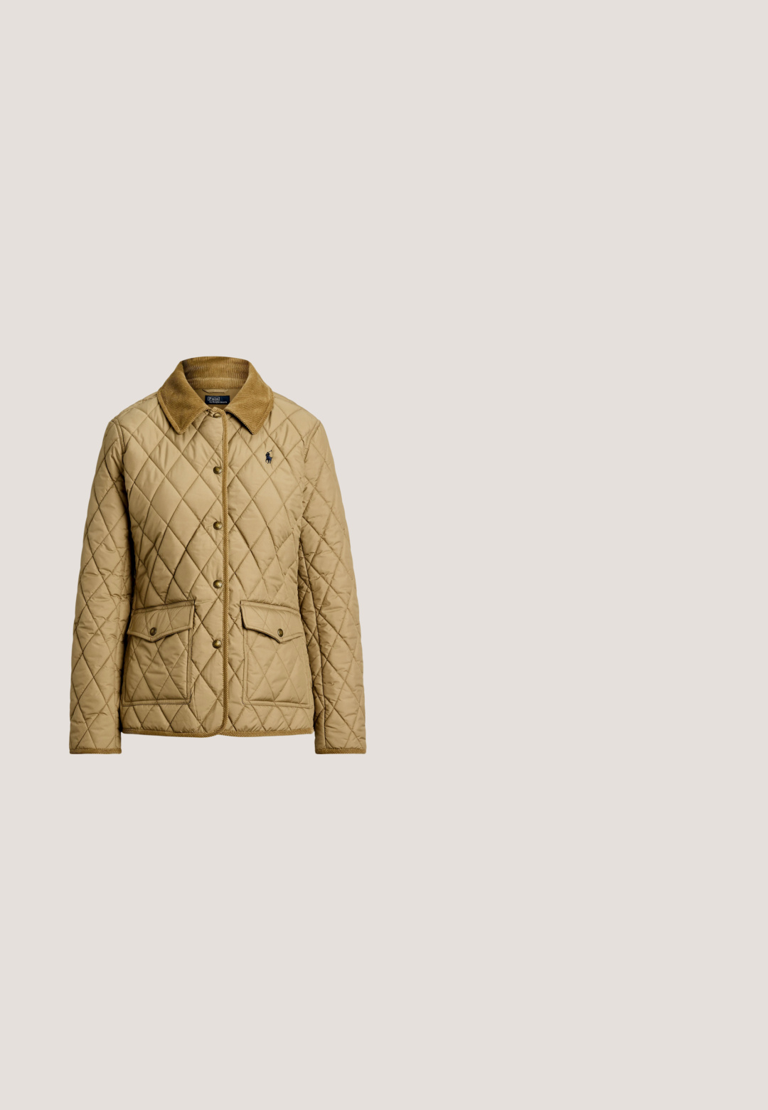 Quiltet tan jakke med en kordfløjlskrave, gyldne knapknapper, to forlommer og et lille broderet logo på brystet.; Kremfarvet kabelstrikket langærmet sweater med ribstrikkede manchetter og kant, med en lille broderet logo på venstre bryst.; Brun bomulds-T-shirt med grafik af en bjørn iført solbriller og jakke, med teksten "POLO BEAR by RALPH LAUREN" trykt nedenunder.; Højtaljede hvide jeans med lige ben, forlommer, bæltestropper og lukning med metalknap.; Brun ruskind lav-top sneaker med hvide snørebånd, hvid hælaccent, gummisål og broderet Polo-logo på siden.; Brun ruskind crossbody taske med gyldent lynlås og RLL-logo, detaljeret kant-syning og justerbar rem med guldfarvet hardware.
