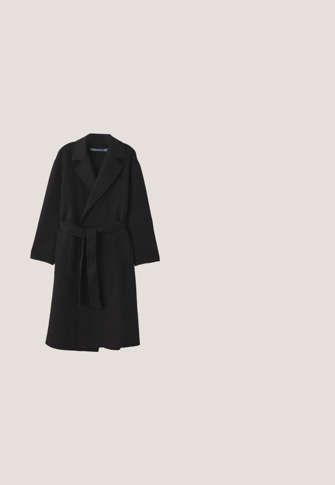 Zwarte wollen jas met een brede revers, een ceintuur in de taille, twee voorzakken en een ontspannen pasvorm met lange mouwen. Glad, gestructureerd textuur.; Zwarte gebreide trui met een hoge hals, lange mouwen en een relaxte pasvorm. Textuurstof met een losse silhouet en geen zichtbare patronen.; Zwarte leren kniehoge laars met elastische ribbel, profielzool en decoratieve band met goudkleurige metalen ring en klinknagels.; Zwarte zonnebril met een brede, hoekige montuur. Grijze verlooplenzen. De pootjes hebben een uniek, patroonontwerp in zwart en beige.; Zwarte leren totebag met brede zijkanten, lange schouderbanden en een geperforeerd cirkelvormig logodesign aan de voorkant.; Oorbellen van metaal met goudkleurige afwerking, met een glad, afgerond ontwerp met drie verstrengelde krommingen, gepolijst oppervlak en een veilige sluiting.