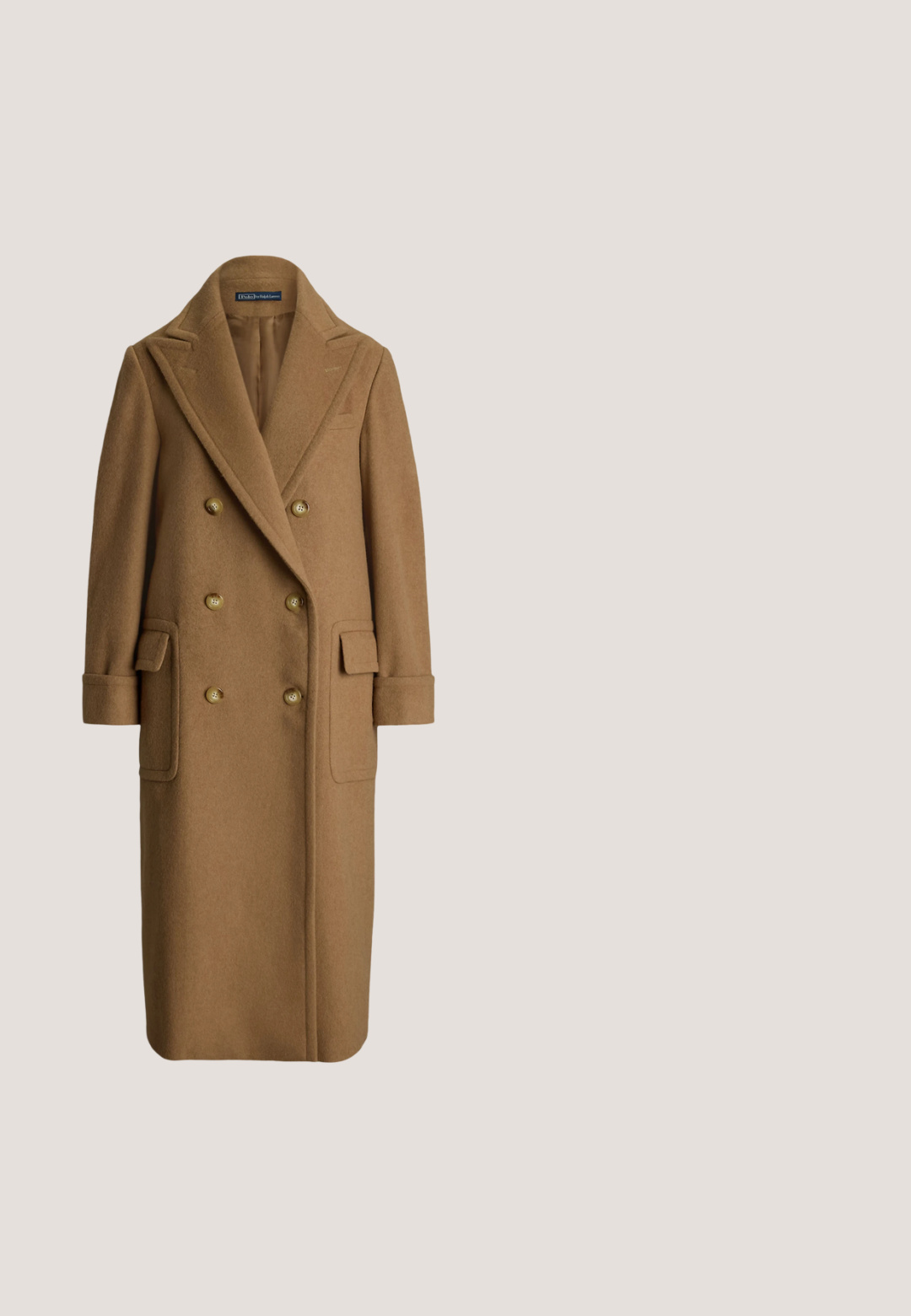 Polo Ralph Lauren CAMEL HAIR LONG POLO COAT - Klassisk frakke - camel; Sort omslagskjole med lange ærmer og et brunt-beige bladmønster i vifteform, krave og bælte i taljen.; Mary Jane sko i dyb burgundy patentlæder, med en afrundet tå, en lav blokhæl og en justerbar rem over vristen.; Sort laklæderhåndtaske med struktureret design, der har et buet håndtag, aftagelig rem og en guldfarvet blomsterlåsdetalje.; CASH-MERE Handsker - schwarz; Halskæde med enkelt række perler med runde hvide perler og en lille sølvlås, vist på hvid baggrund.