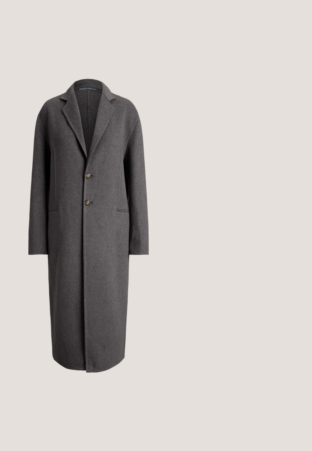 Long manteau en laine gris foncé avec col à revers, deux boutons et poches latérales, présenté sur un fond clair uni.; Pull en col roulé beige en maille douce, avec un col et des poignets côtelés, une coupe décontractée et un ourlet droit.; Pantalons larges gris sur mesure avec passants de ceinture et pression à l'avant sur fond blanc, adaptés pour une tenue formelle ou professionnelle.; Femme aux longs cheveux foncés assise, portant un blazer noir ample, un pantalon large assorti et des bottines foncées, sur un fond blanc uni.; Écharpe beige à côtes avec un motif tricoté texturé, un détail triangulaire au centre et une petite étiquette logo à une extrémité.; Sac bandoulière en cuir marron avec une texture lisse, fermeture éclair, sangle ajustable et forme rectangulaire. Logo discret embossé à l'avant.