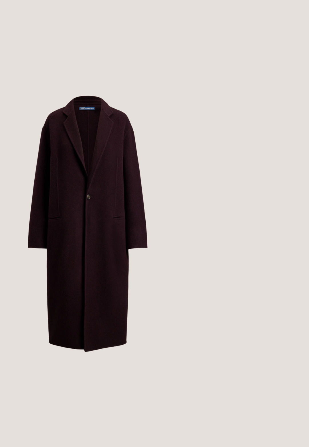 Lang mørkebrun uldfrakke med enkelt knap, hakrevers og forlommer med slidser, vist på en ensartet lys baggrund.; Lyserød kabelstrikket sweater med lange ærmer og V-hals, med lille blåt broderet logo på venstre bryst.; Herre langærmet lyse lilla skjorte med knapper, knappet krave og broderet logo på venstre manchet.; Mørkebrune bukser med lige ben, frontknap og lynlås, bæltestropper og sidelommer mod en ensfarvet baggrund.; Bordeaux læder loafers med en glat finish, der har en dekorativ spænde og syninger, flad træhæle og afrundet tå.; Lille mørkelilla læder skuldertaske med guld lynlås og guldrektangulært logo på frontstroppen.