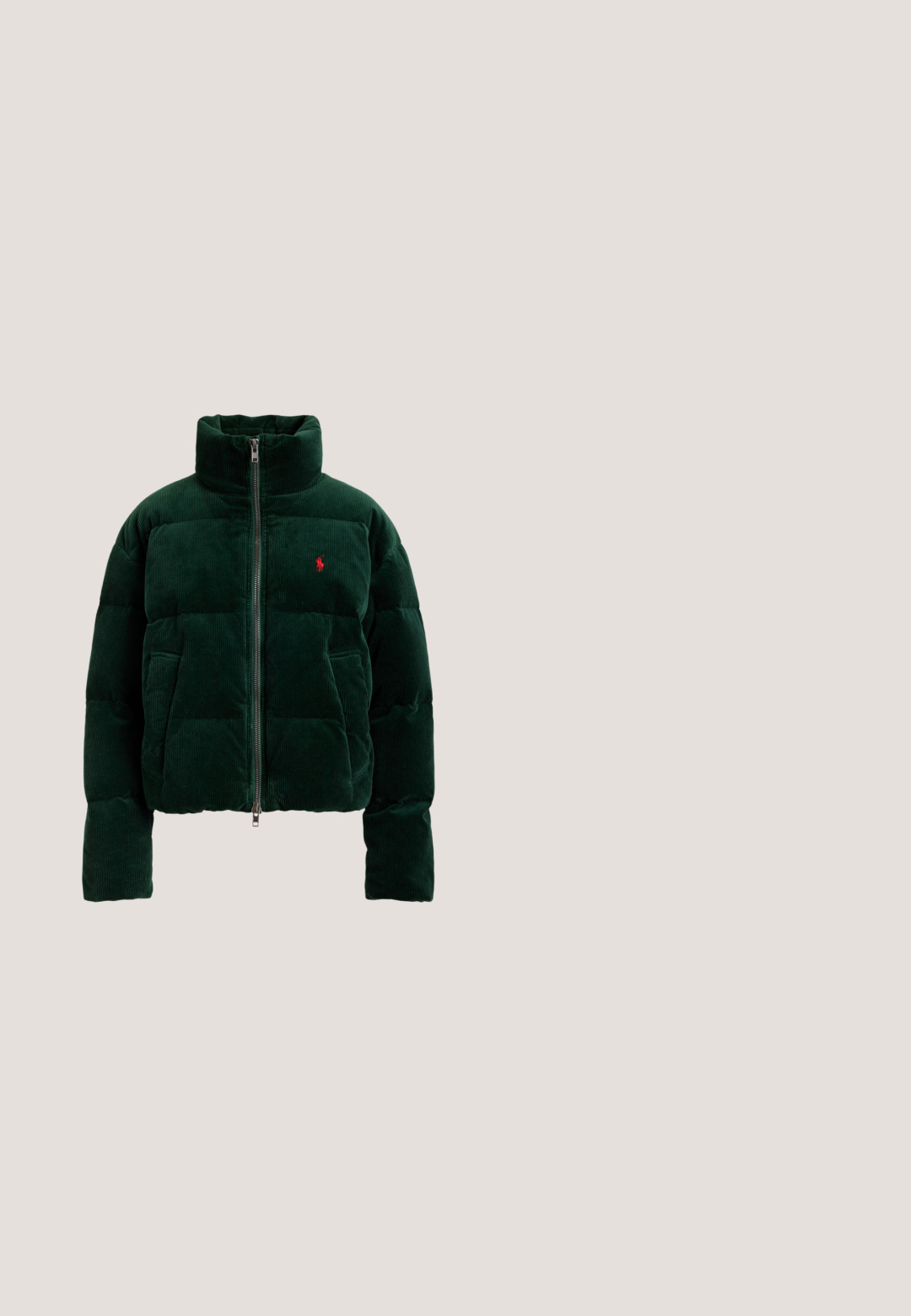 Donkergroene corduroy pufferjas met hoge kraag, ritssluiting aan de voorkant, zijzakken en klein rood geborduurd logo op de borst.; Beige gebreide trui met een geborduurde beer die een witte outfit met bruine accenten en laarzen draagt. Geribde manchetten en onderkant. "R.L." gestikt aan de zijkant.; Olijfgroene T-shirt met een afbeelding van een beer die een zonnebril, een pet, een bruine jas en blauwe spijkerbroek draagt, met de tekst Polo Bear van Ralph Lauren.; Witte wijde sweatpants met elastische tailleband, trekkoord, zijzakken en klein donkerblauw logo bij de rechtermouw.; Lage casual sneaker in beige suède met groene en blauwe accenten, witte veters, rubberen zool en bruine hielstrook.; Groene canvas draagtas met twee lange hengsels, rechthoekige vorm, voorvak, contrasterende stiksels en een klein logo aan de voorkant.
