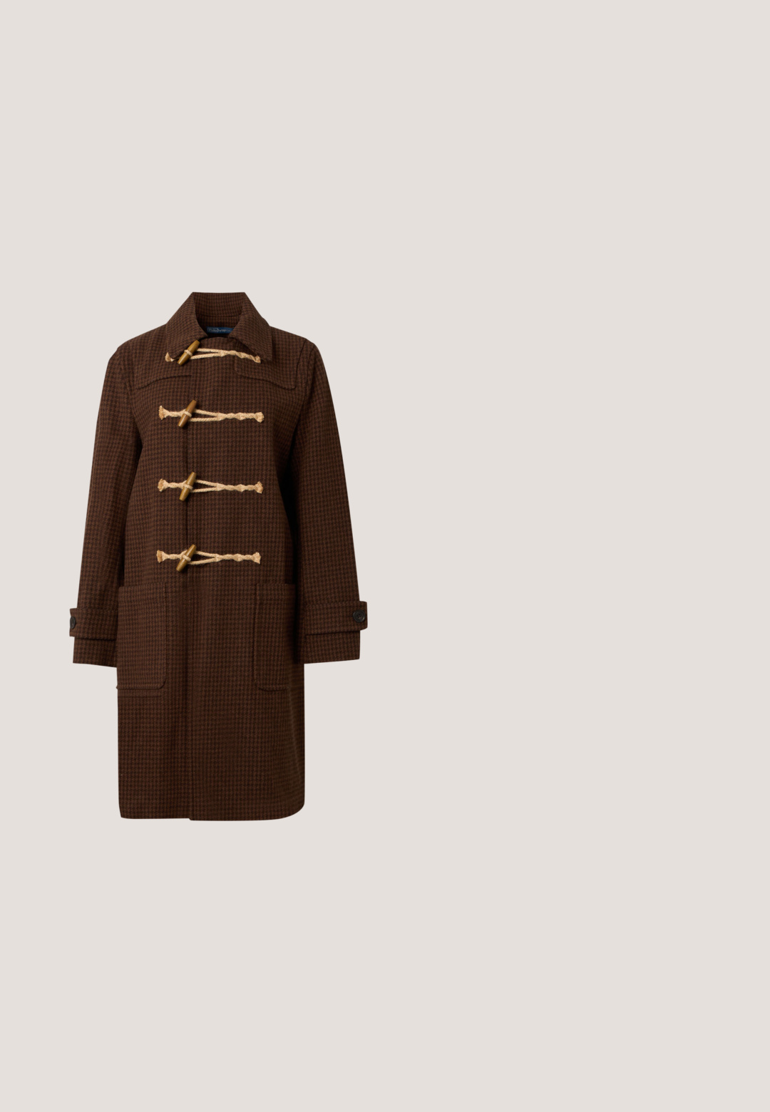 Abrigo duffle marrón con estampado de pata de gallo, gran cuello, cierres de madera con lazo de cuerda, puños abotonados y dos bolsillos delanteros.; Vestido de corte envolvente de mangas largas en tejido beige con un patrón marrón repetido, que presenta un escote en V profundo, detalles de botones dorados y un cinturón a juego.; Zapato de tacón alto marrón con un diseño de patrón, con una puntera redonda de color negro y tacón cuadrado, que presenta una textura suave similar al cuero.; Gafas de sol rectangulares y delgadas con lentes tintadas marrones, montura metálica dorada y varillas con patrón de carey, reposando sobre una superficie blanca.; Bolso de hombro de cuero marrón con forma estructurada, cierre de solapa, correa ajustable y pequeño logo dorado "RL" en la parte delantera.; Pendientes de botón redondos que presentan bases de cerámica blanca con acentos circulares en tono dorado, agrupados con cristales de rhinestone transparentes y un cristal central.