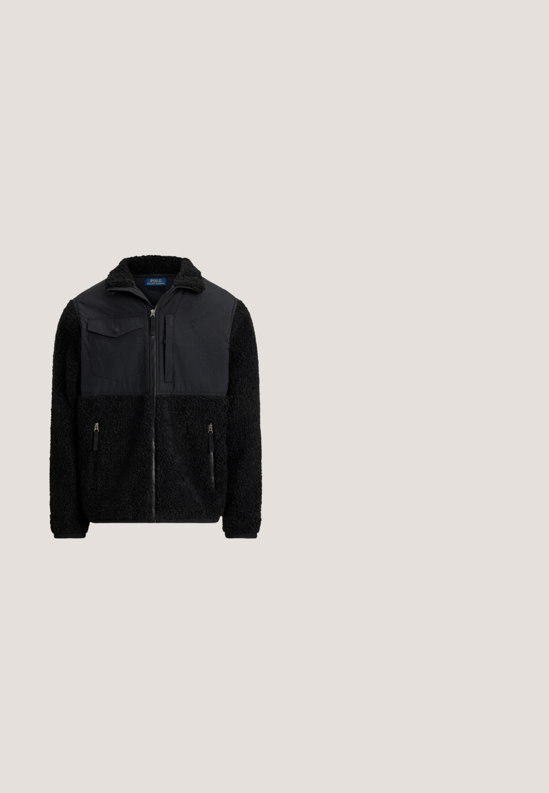 Veste polaire noire zippée avec tissu texturé, deux poches zippées à l'avant, une poche à rabat sur la poitrine et un col montant.; Pull noir à manches longues avec col demi-zip et petit logo brodé sur la poitrine gauche.; Chemise noire à manches longues avec boutons, logo rouge brodé sur la poitrine gauche et col boutonné.; Pantalon de jogging noir avec chevilles resserrées, taille à cordon, poches latérales et petit logo blanc de joueur de polo sur la cuisse droite.; Mocassin en cuir noir avec détail lacé et semelle basse en caoutchouc, présenté de profil sur un fond clair uni.; Ceinture en cuir noir avec boucle rectangulaire argentée, roulée sur un fond blanc, avec un logo embossé subtil à l'extrémité.