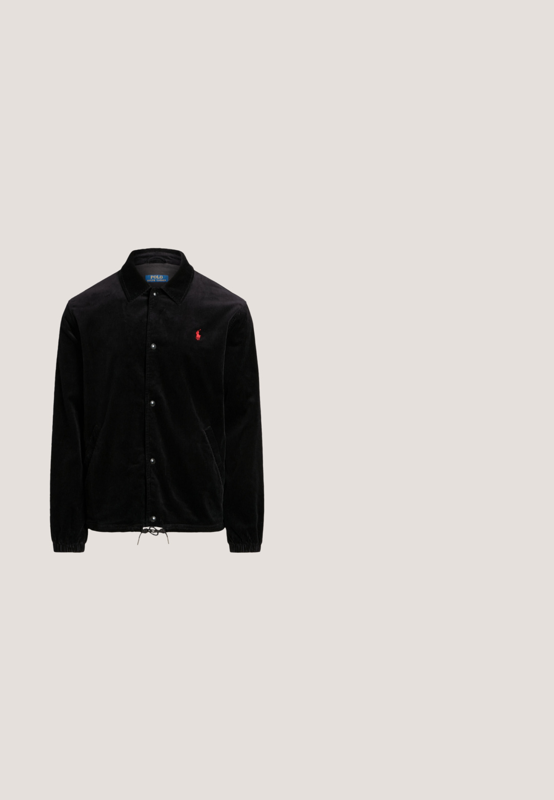 Polo Ralph Lauren CORDUROY COACH'S JACKET - Chaqueta fina - black; Jersey negro de cuello alto y manga larga con puños y bajo acanalados, con un pequeño logo bordado en el pecho izquierdo.; Pantalones de pana negra con corte relajado, que cuentan con una cinturilla elástica con cordón ajustable y bolsillos laterales. La tela presenta una textura acanalada.; Bota Chelsea de cuero negro con panel lateral elástico y lengüeta para tirar en suela plana, mostrada de perfil sobre un fondo blanco.; Pequeña bolsa cruzada negra con bolsillo delantero con cremallera, correa ajustable y logo bordado de un jugador de polo a caballo.; Cinturón de cuero negro con hebilla rectangular negra y logo en relieve en la trabilla, enrollado sobre un fondo claro y liso.
