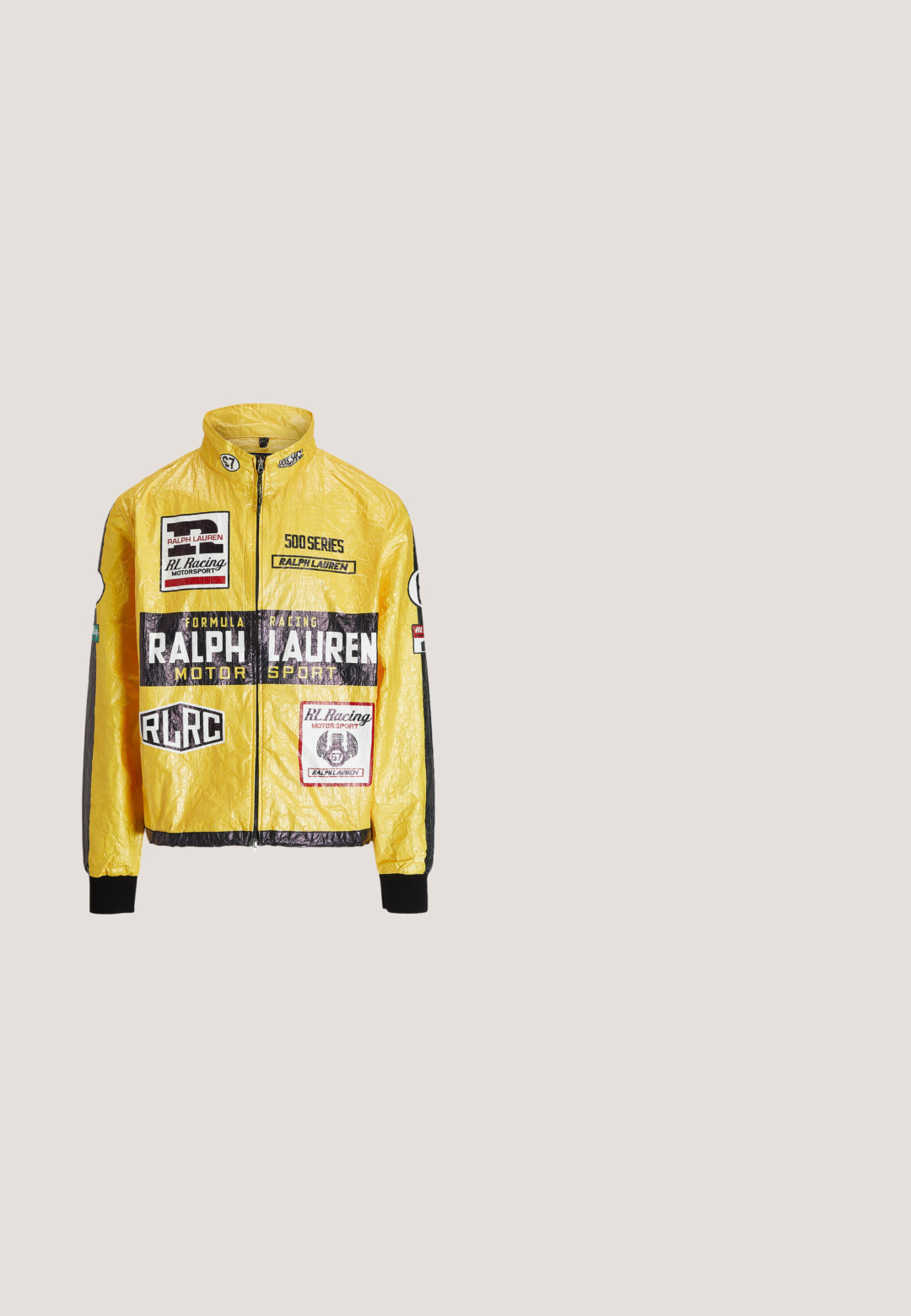 Gelbe, strukturierte Rennjacke mit mehreren aufgedruckten Logos und Aufnähern, schwarzen Akzenten an Ärmeln und Bündchen, mit durchgehendem Reißverschluss.; Beiger Langarm-Pullover mit einem Viertel-Reißverschluss, Kragen und auf der Brust gesticktem Polo Ralph Lauren-Logo.; Dunkelgraues Polo Ralph Lauren Poloshirt aus Baumwolle mit kurzen Ärmeln, grün besticktem Logo und Zwei-Knopf-Leiste auf weißem flachem Hintergrund.; Hellbraune Jogginghosen mit Kordelzug in der Taille, Bündchen an den Knöcheln, Seitentaschen und kleinem weißen Polo-Spieler-Logo am rechten Oberschenkel.; Dunkelbrauner Leder-Stiefelette mit zwei Ösen, Ziehlasche an der Ferse und schwarzer Gummisohle, von der Außenseite auf einem weißen Hintergrund gezeigt.; Schwarze ovale Sonnenbrille mit dunklen Gläsern und dünnen Metallrahmen. Verfügt über ein minimalistisches Design mit geschwungenen Kanten und schlanken Bügeln.