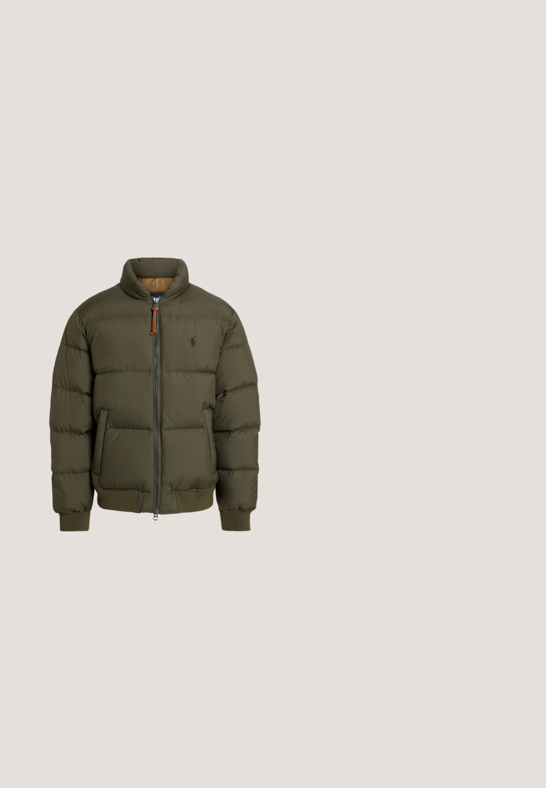 Chaqueta tipo abrigo en verde oliva, con un cuello alto, cierre con cremallera, bolsillos laterales, puños acanalados y un logo sutil en el pecho.; Camiseta negra de manga larga hecha de algodón suave, con cuello redondo y un pequeño logo bordado en el pecho con acentos de color.; Vaqueros ajustados de color azul oscuro con detalles descoloridos, diseño de cinco bolsillos y cierre de botón, colocados planos sobre un fondo blanco.; Zapatillas de ante verde con malla negra y acentos de piel, suela de goma blanca, forma redondeada y logo en relieve en el lateral.; Bolso bandolera negro con bolsillo frontal con cremallera, correa ajustable y un pequeño logo bordado de jugador de polo en el centro.; Cinturón de cuero negro con una hebilla rectangular de metal plateado que presenta un logo de jinete en relieve, textura suave y cinco agujeros.