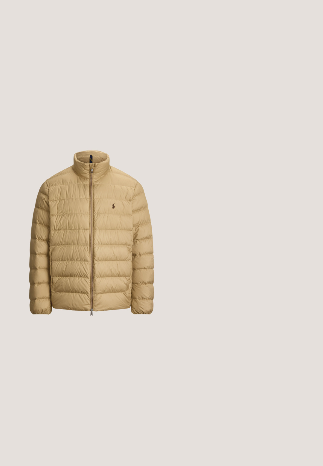 Beige doorgestikte donzen jas met opstaande kraag, een volledige ritssluiting aan de voorkant en een klein geborduurd logo op de linkerborst.; Witte kabelgebreide katoenen trui met ronde hals, lange mouwen, geribde boorden en zoom, en klein blauw Polo Ralph Lauren-logo op de borst.; Witte T-shirt met korte mouwen, ronde hals en klein zwart Polo Ralph Lauren paardenlogo op de linkerborst.; Witte joggingbroek met elastische tailleband, met marineblauwe "USA"-letters en een klein vlagdetail op het linkerpantser. Gladde textuur.; Zwarte lage sneaker met witte veters, bruine rubberen zool en gouden Polo-logo aan de zijkant en op het hielstukje.; Zwarte leren gevlochten riem met een zilveren metalen gesp, met een gladde textuur en een lus voor aanpassingen, die een casual ontwerp benadrukt.