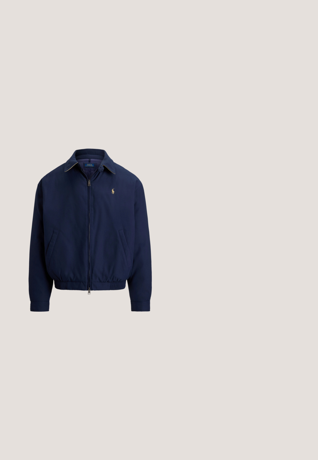 Chaqueta azul marino con cremallera, cuello, cintura elástica, bolsillos laterales y pequeño logo bordado en el pecho izquierdo.; Chaleco sin mangas de punto de cable blanco con cuello en V de cuadros verdes y negros y pequeño bordado rojo "Polo Tennis".; Camisa azul marino de manga larga con botones blancos y pequeño logo blanco bordado en el pecho izquierdo.; Pantalones cortos deportivos de algodón azul marino con cintura elástica, cordón y detalle de logo en el lado izquierdo. Textura suave, longitud hasta la rodilla.; Zapato náutico de cuero azul marino con suela de goma marrón, costuras blancas, cordones y una pequeña etiqueta verde de Polo en el lateral.; Cinturón de tela trenzada azul marino con hebilla plateada y detalles en cuero marrón en el lazo y la punta, enrollado sobre un fondo gris claro.