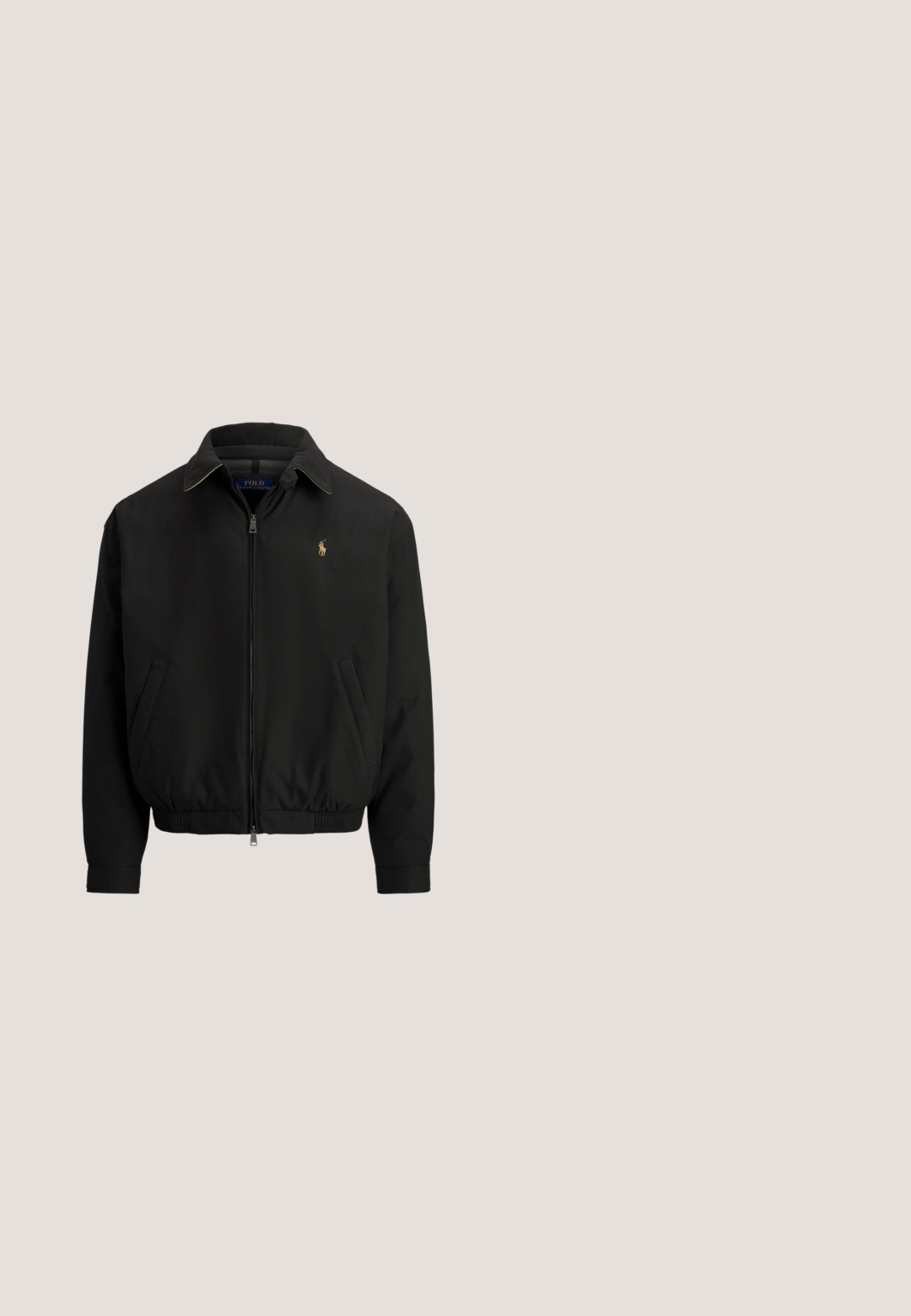 Čierna bunda so zipsom vpredu, golierom, elastickým lemom, bočnými vreckami a malým vyšívaným logom Polo Ralph Lauren na ľavej strane hrude.; Čierny sveter s vrkočovým vzorom a polovičným zipsom, s rebrovaným golierom, manžetami a lemom, s malým vyšivaným logom na ľavej strane hrudníka.; Čierne dlhé tričko s dlhým rukávom vyrobené z mäkkej bavlny, so zaobleným výstrihom a malým vyšívaným logom na hrudi s farebnými akcentmi.; Sivé džínsy, slim fit, so rovnými nohavicami. Obsahujú klasický dizajn s piatimi vreckami, detaily šitia a jemne vybledlú textúru.; Čierna kožená ležérna topánka na šnurovanie s hrubou profilovanou podrážkou a malou zelenou nálepkou "Polo" na boku pri päte.; Čierny kožený opasok s čiernou obdĺžnikovou prackou so zapusteným logom hráča póla.