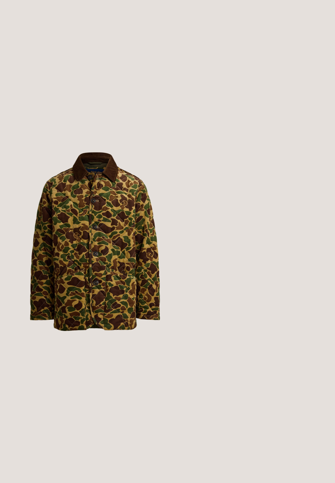 Gewatteerde jas met groen, bruin en beige camouflagepatroon, knoopsluiting aan de voorkant, twee zakken en een donkerbruine corduroy kraag.; Groen gebreide trui met een gedetailleerd geborduurd patroon van een beer in een jas en hoed, met geribbelde manchetten en zoom. Rode "R.L." accenten.; Witte linnen overhemd met lange mouwen en knoopsluiting, voorzien van een puntige kraag en een geborduurd blauw logo op de linkerkant van de borst. Heeft knoopmanchetten.; Bruine, recht gesneden broek met riemlussen, knoop en rits aan de voorkant, en zijzakken op een witte achtergrond.; Bruine leren enkellaarsjes met een ronde neus, twee veterogen en een contrasterende donkere rubberen zool. Voorzien van een bevestigingslus aan de achterkant.; Zwarte gevlochten leren riem met zilverkleurige metalen gesp en leren uiteinde tegen een effen lichte achtergrond.