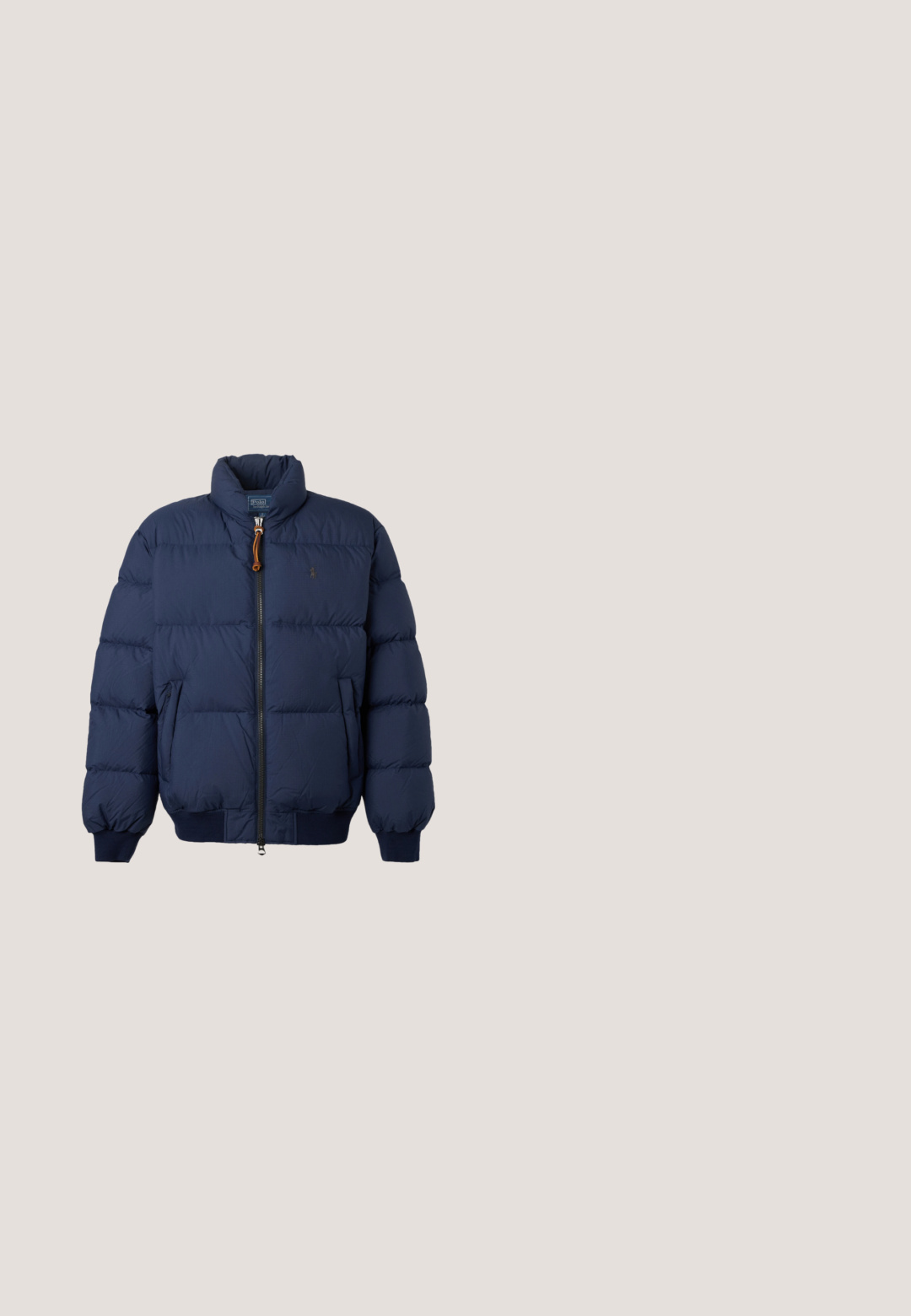 Marineblaue Steppjacke mit hohem Kragen, Frontreißverschluss, Seitentaschen und gerippten Bündchen und Saum.; Weißer Zip-Hoodie mit Kordelzugkapuze, Taschen vorne und kleinem schwarzen Logo auf der linken Brust. Weicher Stoff und lässige Passform.; Marineblaues T-Shirt mit Rundhalsausschnitt und kurzen Ärmeln, mit kleinem, rotem, gesticktem Polo Ralph Lauren Logo auf der linken Brust.; Marineblaue Sweatpants aus Baumwollmischung, mit elastischem Bund und Kordelzug, seitlichen Taschen und einem großen weißen "US"-Logo.; Marineblaue Sneaker mit einer Kombination aus glattem Leder und Wildlederobermaterial, weißer Gummisohle und kontrastierenden weißen Schnürsenkeln mit Logo-Akzent an der Seite.; Schwarzer Ledergürtel mit einer rechteckigen silbernen Schnalle, geprägt mit einem Polospieler auf einem Pferd, der einen Schläger hält.