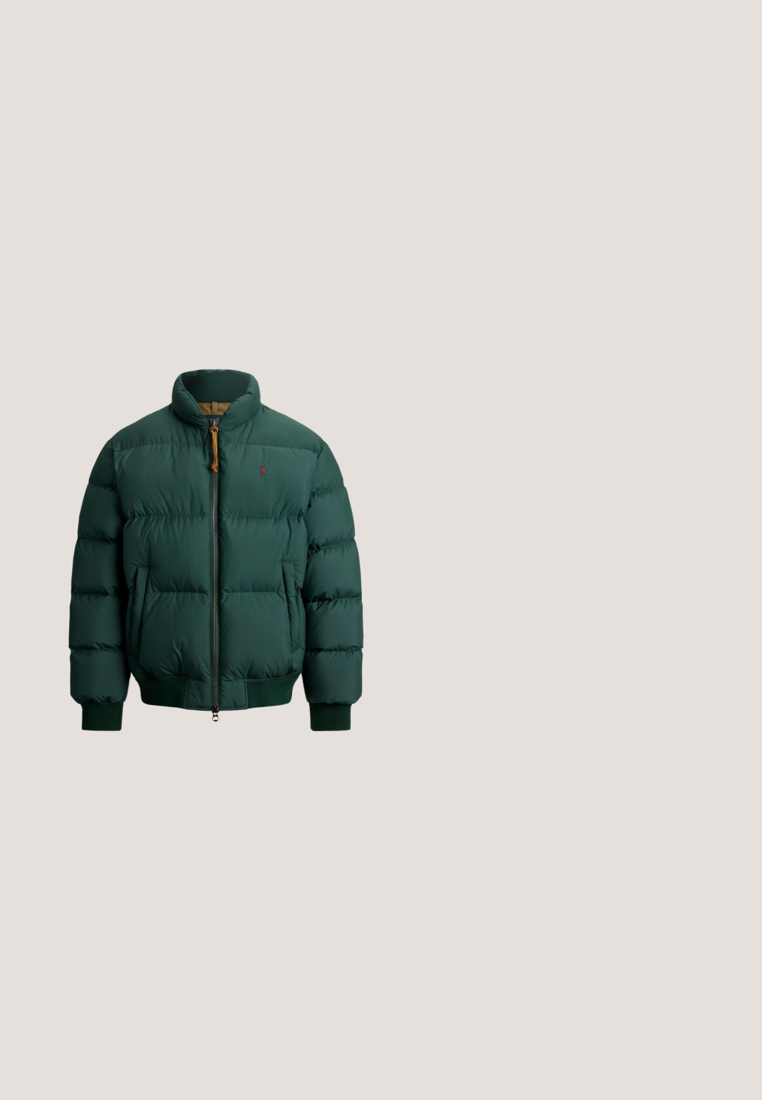 Chaqueta acolchada verde oscuro con cuello alto, cremallera frontal, puños y dobladillo acanalados, y dos bolsillos laterales.; Sudadera con capucha de algodón verde con un gráfico de un oso con abrigo marrón, sombrero rojo, sosteniendo un palo de golf y pantalones blancos. Logo distintivo debajo.; Camiseta de algodón negra con mangas cortas, cuello redondo y pequeño logo bordado en rojo en el lado izquierdo del pecho. Textura suave, diseño casual.; Pantalones jogger de color verde oscuro con cintura de cordón, bolsillos laterales, puños en los tobillos y pequeño logo blanco bordado en la cadera derecha.; Zapatillas de hombre en ante verde oscuro y marrón, con paneles de malla, cordones blancos y suela de goma. Presenta un logo en el lateral.; Cinturón de cuero negro trenzado con una hebilla de metal plateado, con una textura suave y un lazo para ajustes, que muestra un diseño casual.