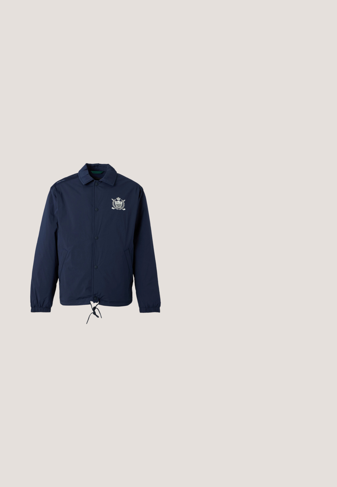 Veste bleu marine avec col, fermeture à boutons sur le devant, poignets élastiques, poches latérales, ourlet avec cordon de serrage et blason brodé blanc sur le côté gauche de la poitrine.; Pull bleu marine col V avec manches en maille torsadée, bordure rayée blanche et bleue, et logo de Wimbledon brodé sur la poitrine.; Chemise grise à boutons avec un col, des manches longues, et "No Problemo" imprimé en grandes lettres noires sur le devant. Tissu lisse et léger.; Pantalon bleu marine sur mesure avec plis à l’avant et une sangle latérale ajustable avec bouton à la taille.; Mocassin en cuir noir avec semelle épaisse, bout arrondi et étiquette verte Polo sur le côté.; Ceinture en cuir noir avec une boucle en métal argenté rectangulaire ornée d'un logo embossé de cavalier, texture lisse et cinq trous.
