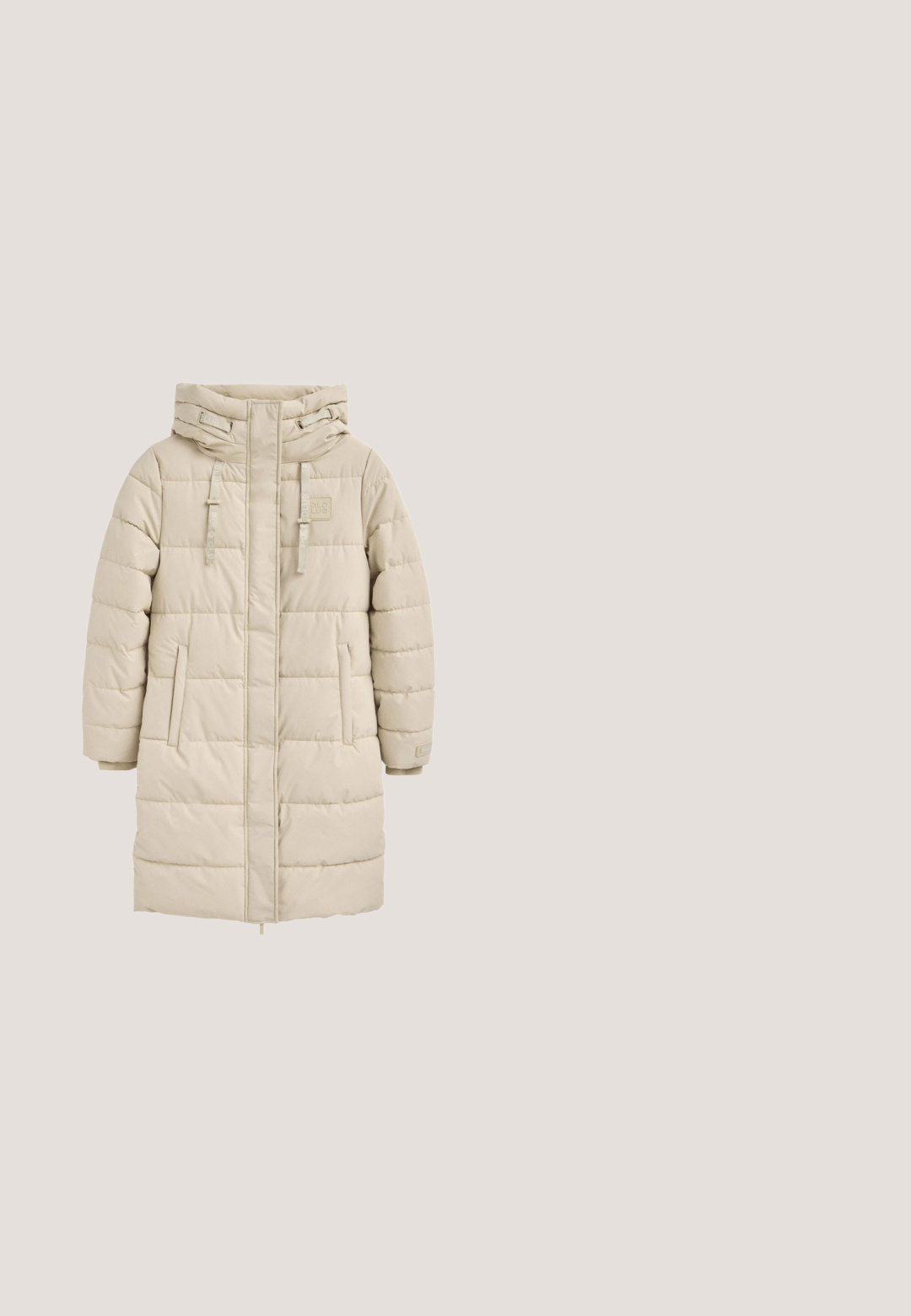 Beige dunjakke med hætte, der har vandret quiltet syning, to sidelommer og justerbare snore i hætten.; Beige ribbet turtleneck sweater med lange ærmer og rullede manchetter. Har en blød tekstur og en afslappet pasform med lodrette striber.; Lysebeige langærmet rullekravetrøje i blødt stof med løs pasform, der har en subtil struktur og to sidesømme.; Beige strikkede bukser med vidde ben, elastisk talje og ribstrikkede manchetter ved anklerne vist på hvid baggrund.; Beige ankelstøvler med en blød, strikket kant og hvide snørebånd. Sålen er tyk og struktureret, parret med en blå denimnederdel.; Beige rektangulær pelsagtig håndtaske med brune håndtag og mærkenavnet "LIU JO" præget på forsiden.