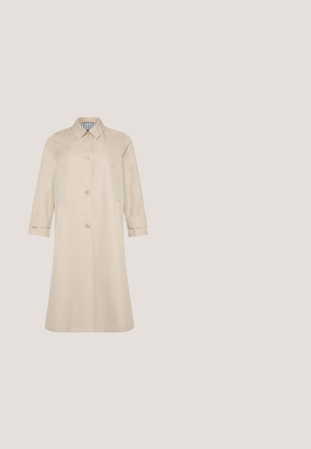 Beige trenchcoat med lige snit, knaplukninger og krave. Har sidelommer og mansjetter på ærmerne. Glat tekstur.; Hvid langærmet V-hals sweater med ribstrikkede manchetter og kant, vist på en ensfarvet lys baggrund.; Lysegrå løstsiddende bukser med elastisk talje og lige ben, vist på en ensfarvet hvid baggrund.; Beige og off-white afslappet snøresko med ruskindsdetaljer og en sål i gummigummi, vist fra ydersiden på en ensfarvet baggrund.; Beige læder crossbody taske med justerbar rem og cirkulært perforeret logodetalje på forsiden mod en ensfarvet baggrund.; Øreringe med tredobbelt ring i guldfarve med små klare rhinsten langs den ydre kant, lagt fladt på en ensfarvet hvid baggrund.