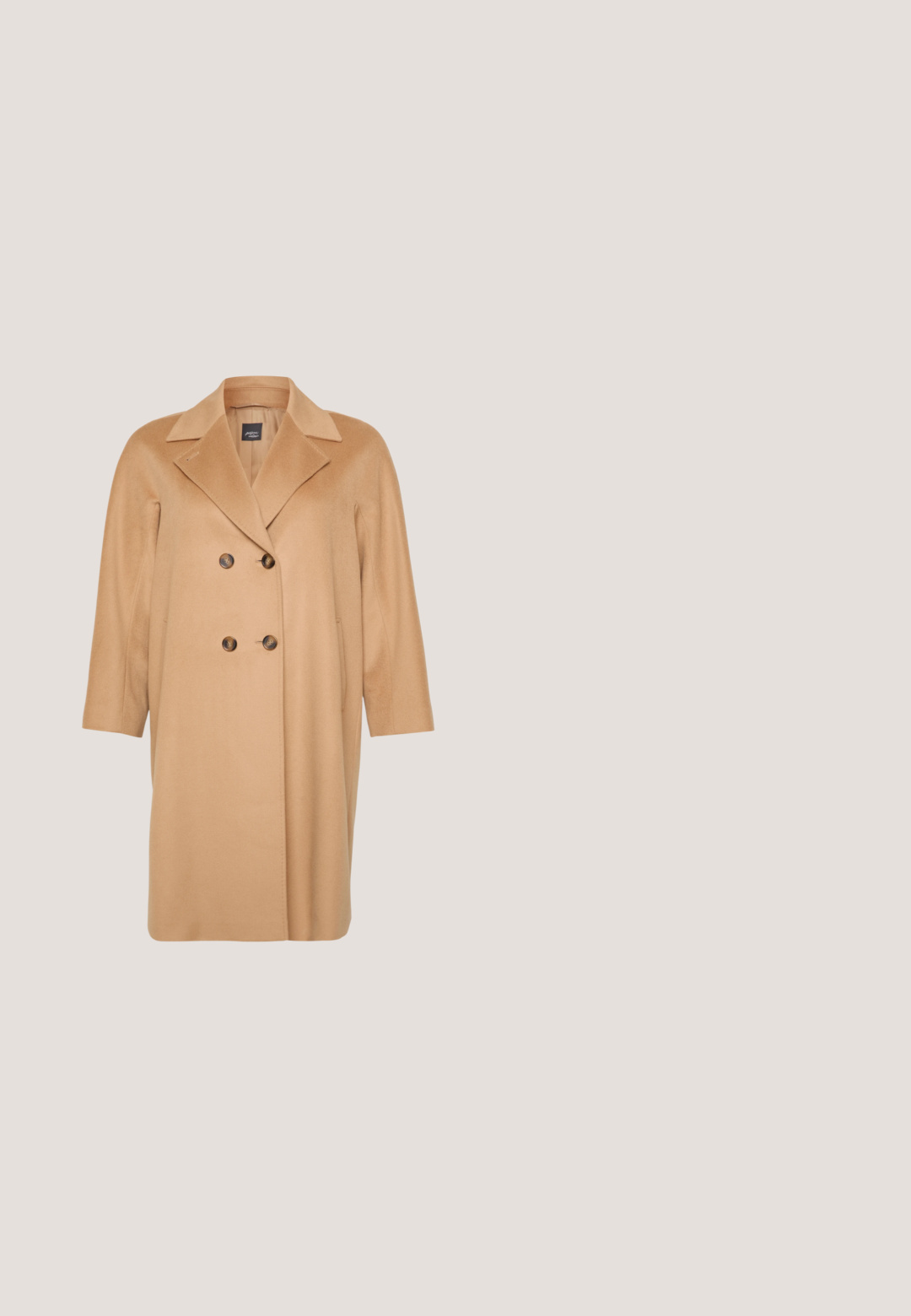 Manteau beige en drap double boutonnage avec une texture douce, grands revers et manches trois-quarts. Il est doté de deux boutons à l'avant et d'un design minimaliste.; Polo en tricot bleu clair avec des manches courtes bouffantes, des poignets côtelés et une patte de boutonnage à trois boutons. Texture douce avec un design de col classique.; Jeans en denim bleu clair avec une coupe droite, dotés d'une fermeture à bouton, de cinq poches et d'un léger délavage au niveau des genoux.; Baskets basses blanches avec lacets, détail argenté au talon et logo représentant deux figures assises sur le côté.; Sac à épaule en cuir brun avec une finition texturée, un haut arrondi et une large bandoulière unique. Une couture verticale se trouve à l'avant.; Boucles d'oreilles en forme d'étoile dorée avec une finition brillante, présentant une texture lisse et des dos plats pour un port sécurisé.