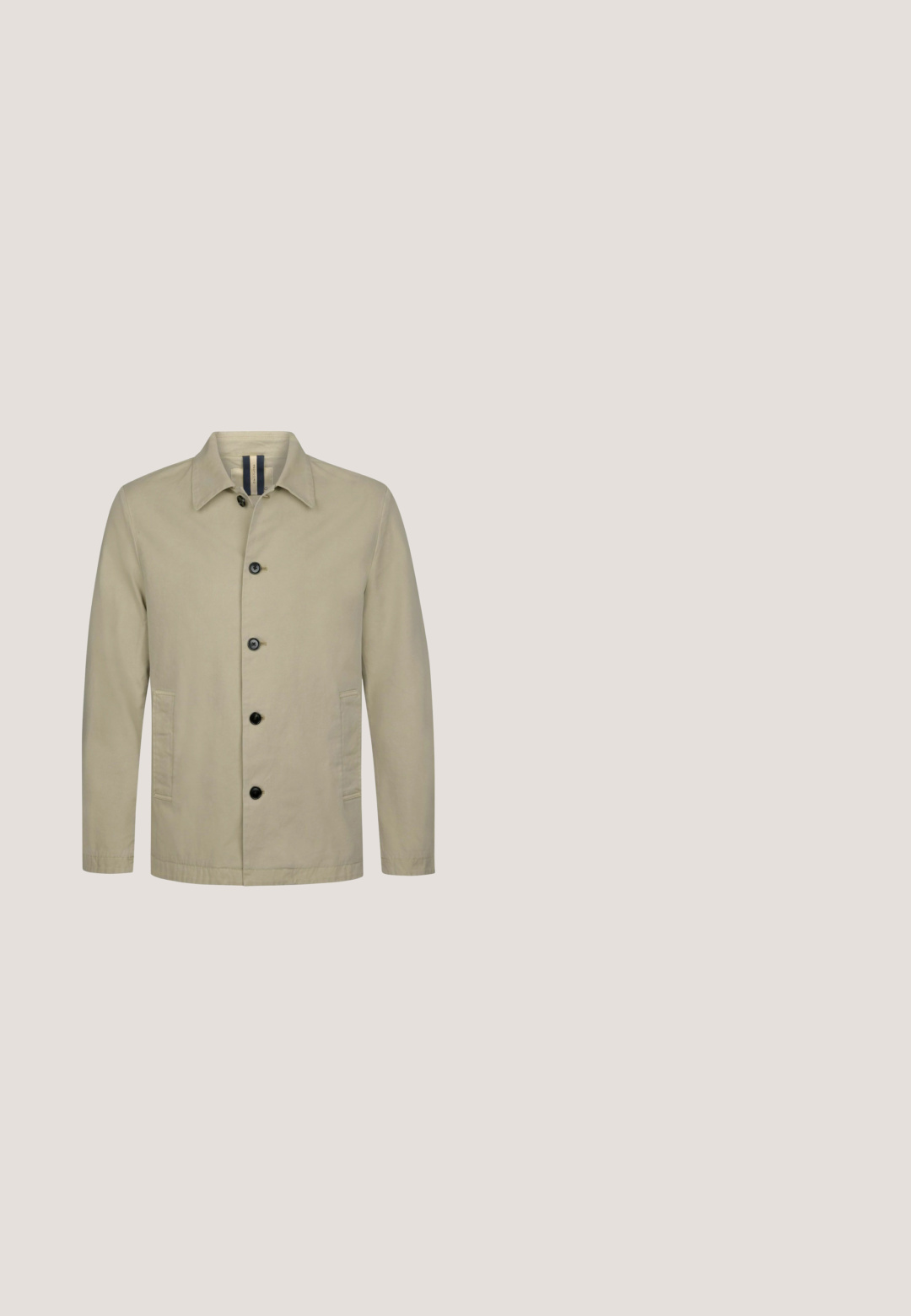 Chaqueta beige con diseño de cuello, botones negros y bolsillos laterales. Hecha de tela suave con una apariencia clásica y minimalista.; Suéter de punto beige claro con mangas largas, cuello redondo y una textura suave. Presenta un patrón sutil y una pequeña etiqueta en el dobladillo.; Camisa beige de manga corta con botones, con un patrón eyelet en forma de chevron y cuello campestre, extendida sobre un fondo blanco.; Pantalones cortos gris claro hasta la rodilla con botón frontal, trabillas para cinturón y bolsillos laterales sobre un fondo blanco.; Zapatillas de ante marrón con rayas laterales blancas, suela de goma color crema y detalles en marrón claro en el talón. Diseño minimalista con cordones.; Gafas de sol rectangulares de carey con lentes tintados en ámbar y un recorte en el puente, mostradas sobre un fondo blanco.