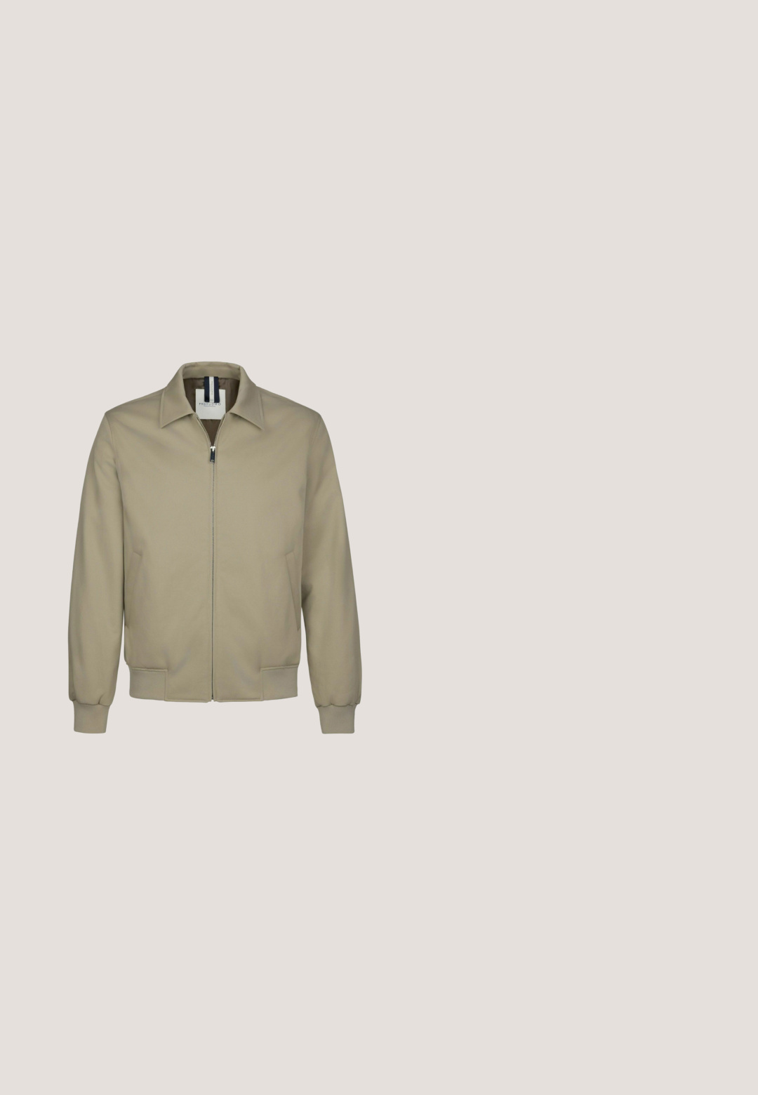 Beige Bomberjacke mit einem Frontreißverschluss, seitlichen Taschen und spitzem Kragen. Hergestellt aus glattem Stoff mit gerippten Bündchen und Saum.; Helle beigefarbene Strickjacke mit hohem Kragen und Viertel-Reißverschluss-Design. Verfügt über lange Ärmel und gerippte Bündchen, hergestellt aus einem weichen, strukturierten Material.; Langärmliges, hellcremefarbenes Hemd mit Knöpfen, Kragen, einer Brusttasche und einem glatten, leicht strukturierten Stoff.; Weiße Jeans aus Denim mit geradem Schnitt, Fünf-Taschen-Design und sichtbaren Nähten. Verfügt über einen Knopfverschluss und Gürtelschlaufen.; Braune Leder-Chelsea-Stiefel mit elastischen Seitenpaneelen, runder Zehenpartie und niedrigem Blockabsatz. Verfügt über eine glatte Oberfläche und minimale Nähdetails.; Rechteckige braune Ledertasche für Toilettenartikel mit vorderer Reißverschlusstasche und seitlichem Griff, dargestellt vor weißem Hintergrund.