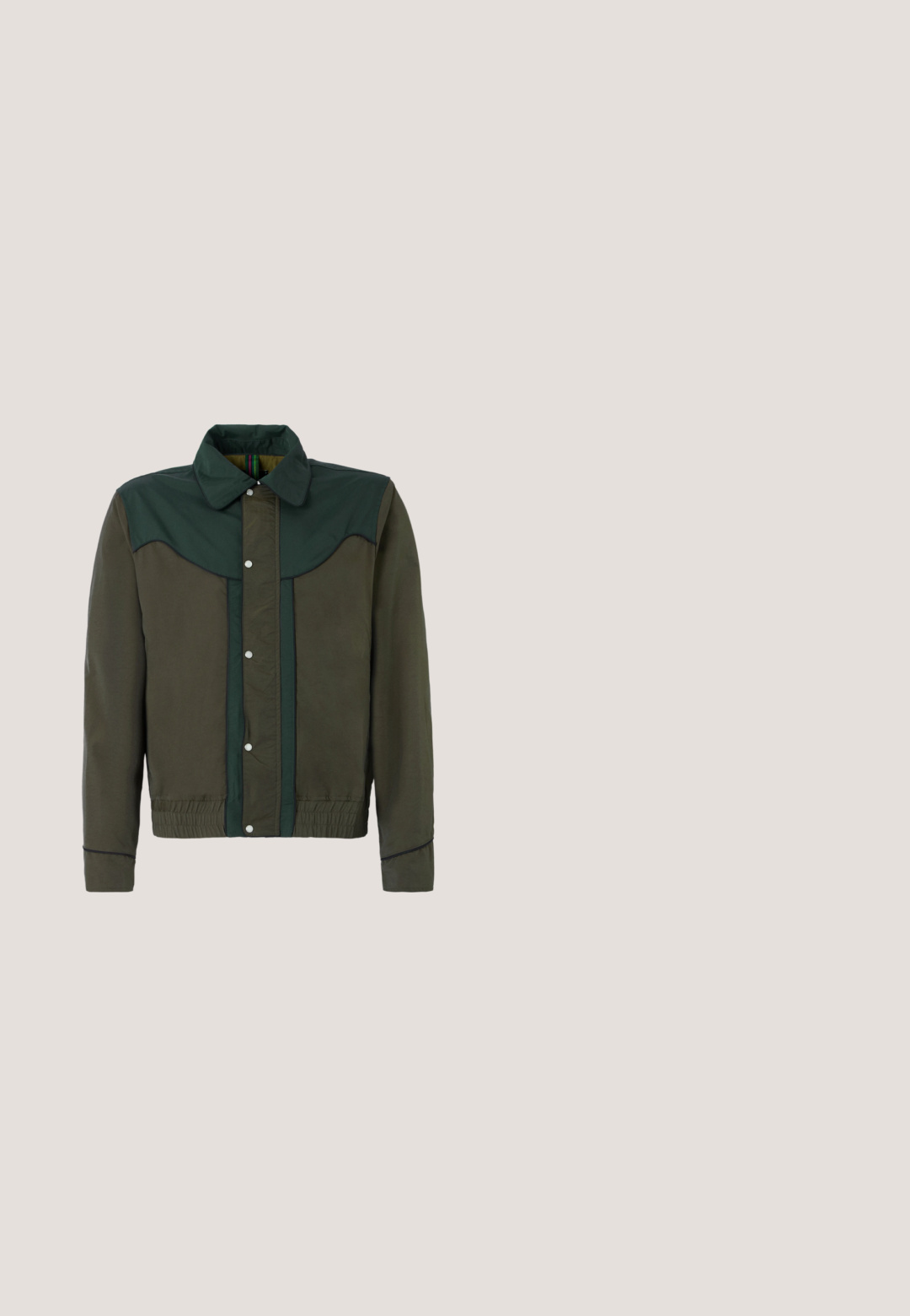 Grøn og brun jakke med trykknaplukning, krave og elastiske manchetter og nederdel. Har kontrasterende farvepaneler og subtil tekstur.; Lys blå kabelstrik sweater med raglanærmer, rund halsudskæring og ribbede manchetter. Blød tekstur med subtil brun detalje ved halsudskæringen.; Lyseblå bomulds t-shirt med korte ærmer og rund hals, med et grafisk design af en person, der går med hunde på fronten.; Mørkeblå denimjeans med lige ben-design, fem lommer og metalknap-lukning. Glat tekstur med subtil falming.; Mørkebrune læder ankelstøvler med lynlås i siden, sort sål med mønster og lav hæl, vist i profil mod hvid baggrund.; Mørkebrun stof talje taske med diagonalt lynlåslomme og lille hvidt logo på fronten, sat mod en ensfarvet lys baggrund.