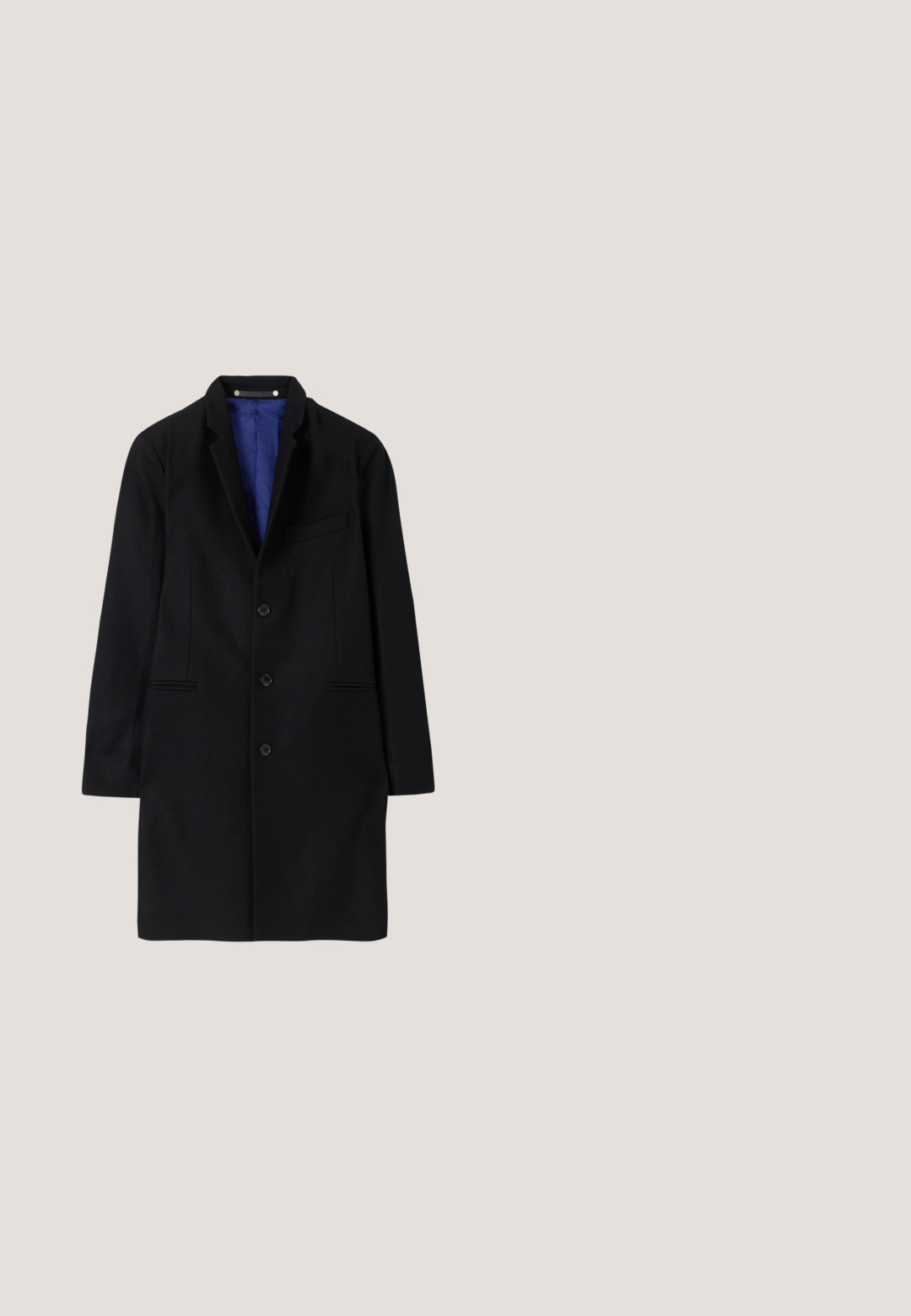 Abrigo negro de lana con un diseño ajustado, solapas con muesca, cierre de cinco botones, bolsillos laterales y un forro de satén azul.; Jersey negro de manga larga con cuello redondo, dobladillo y puños acanalados sobre un fondo liso de color gris claro.; Camiseta básica negra de manga corta con cuello redondo, exhibida plana sobre un fondo blanco, con una pequeña etiqueta de la marca en el interior del collar.; Jeans de pierna recta de talle alto en color azul con botón frontal, cremallera, trabillas para cinturón y diseño de cinco bolsillos sobre un fondo blanco.; Mocasín de cuero negro con un acabado brillante, punta redondeada, detalles de costura sutiles y una suela de goma gruesa para mayor durabilidad.; Maletín rectangular de cuero negro con textura, con doble asa, bolsillo frontal con cremallera y correa de hombro ajustable, mostrado sobre fondo blanco.