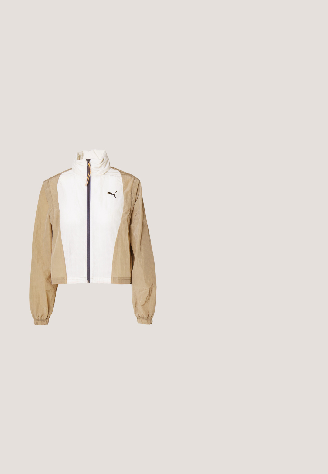 Chaqueta recortada con frontal blanco y mangas marrones, presenta un cuello alto, cierre de cremallera, puños elásticos y un logo oscuro en el pecho.; Bañador negro de una sola pieza con escote en forma de scoop, ribete blanco y un logo blanco de Puma centrado en el pecho. Tejido suave y elástico.; Falda negra hasta la rodilla con bolsillos cargo en ambos lados y un pequeño logo blanco de Puma en la solapa del bolsillo derecho.; Chanclas negras con suela plana, que presentan correas delgadas y una plantilla texturizada. Pequeño logo en la correa. Diseño simple y minimalista.; Bolso de hombro negro con textura, pliegues, un solo asa y un pequeño logo dorado de Puma centrado en la parte frontal.; Collar de cadena de color dorado con eslabones entrelazados, que presenta un pequeño broche circular en la parte posterior. Textura lisa y forma uniforme.