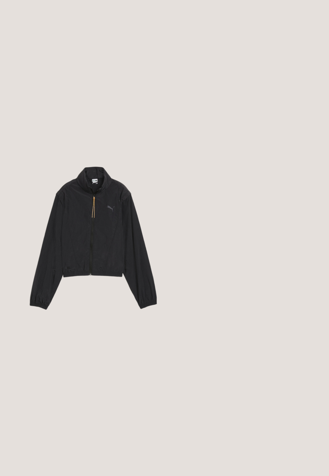 Zwarte cropped jas van lichtgewicht materiaal. Heeft een hoge kraag, ritssluiting met gouden accenten en een klein logo op de borst.; Zwart mouwloos geribd cropped top met ronde hals en klein grijs Puma-logo op de linkerborst.; Camo rok in donkergrijs en zwart, met een voorkleur rits, een riem met een zilveren gesp en twee cargozakken met ringen.; Zwarte leren sneakers met witte accenten, gumrubberen zool, vetersluiting aan de voorkant, gevoerde kraag en een gouden logo detail aan de zijkant.; Zwarte gestructureerde schoudertas met plooien, een enkele handgreep en een klein gouden Puma-logo in het midden aan de voorkant.; Zilverkleurige ketting met een gladde, flexibele vorm. Voorzien van een karabijnhaak en een verstelbare ketting voor verschillende lengtes.